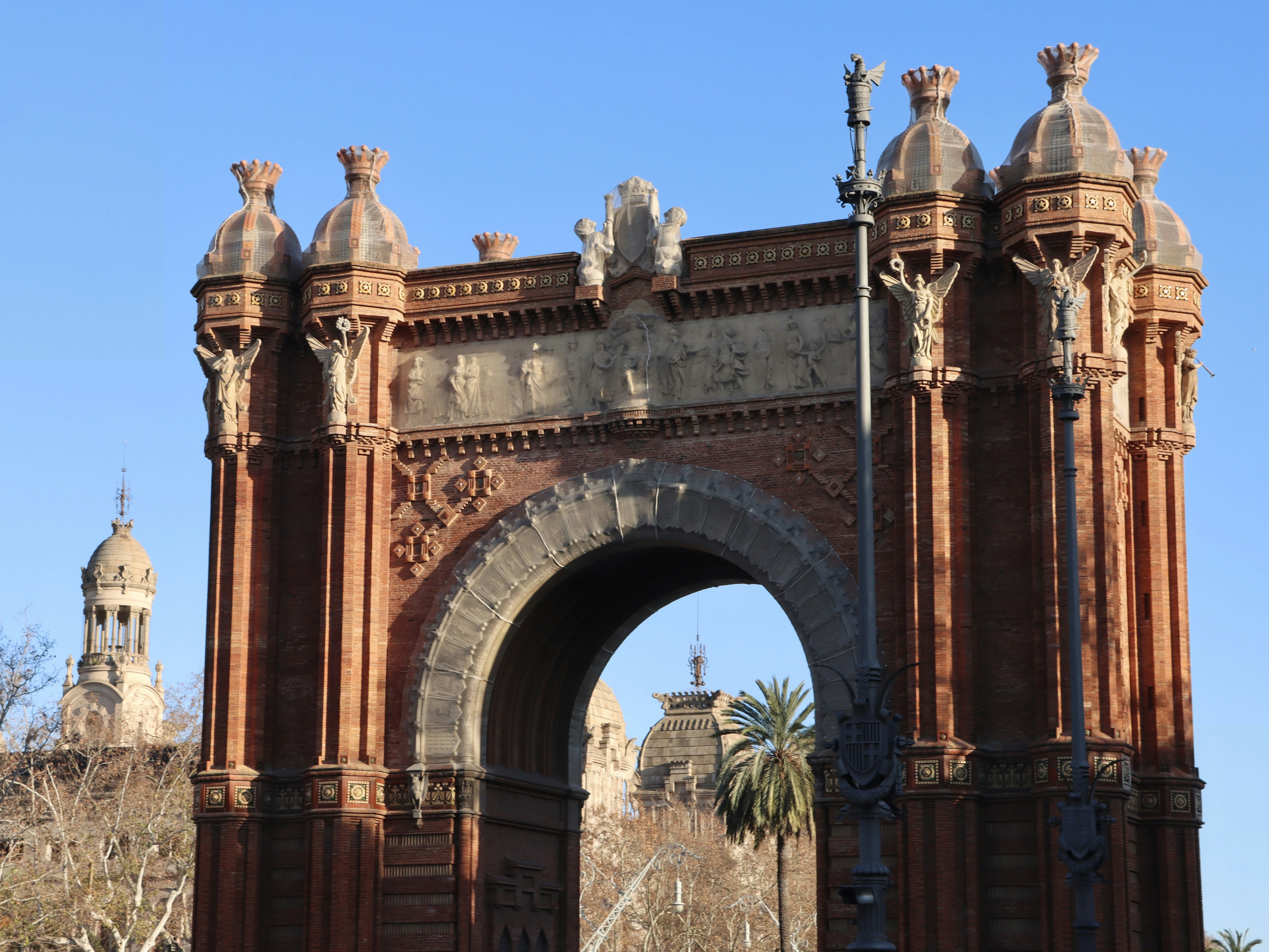 Ein großer Backsteinbogen mit einem Uhrturm im Hintergrund