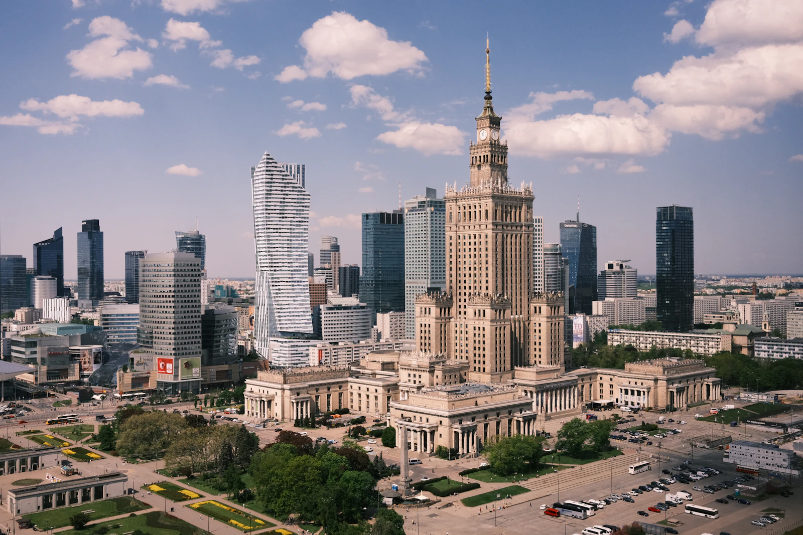 Widok na nowoczesne wieżowce w centrum Warszawy