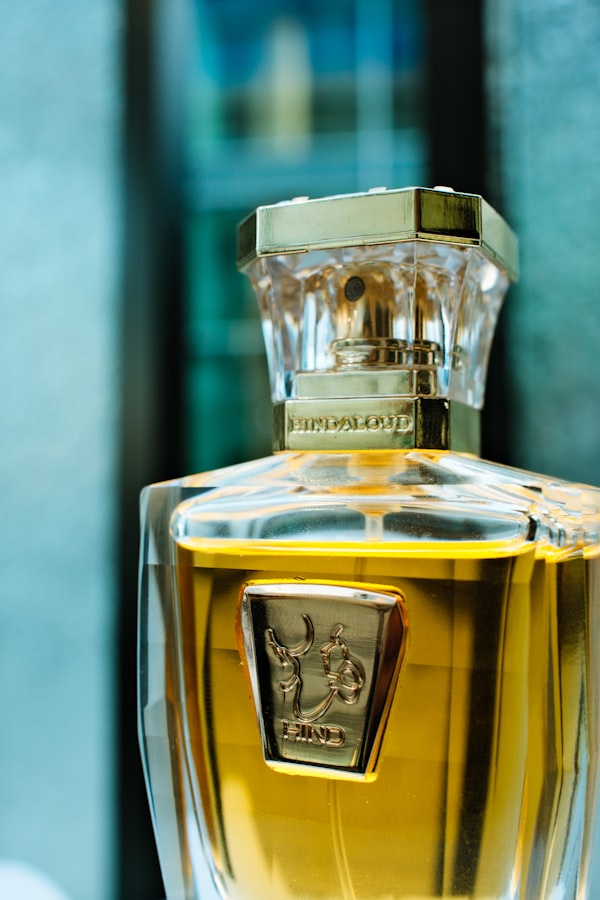 Detaliu de flacon de parfum cu lumină direcționată