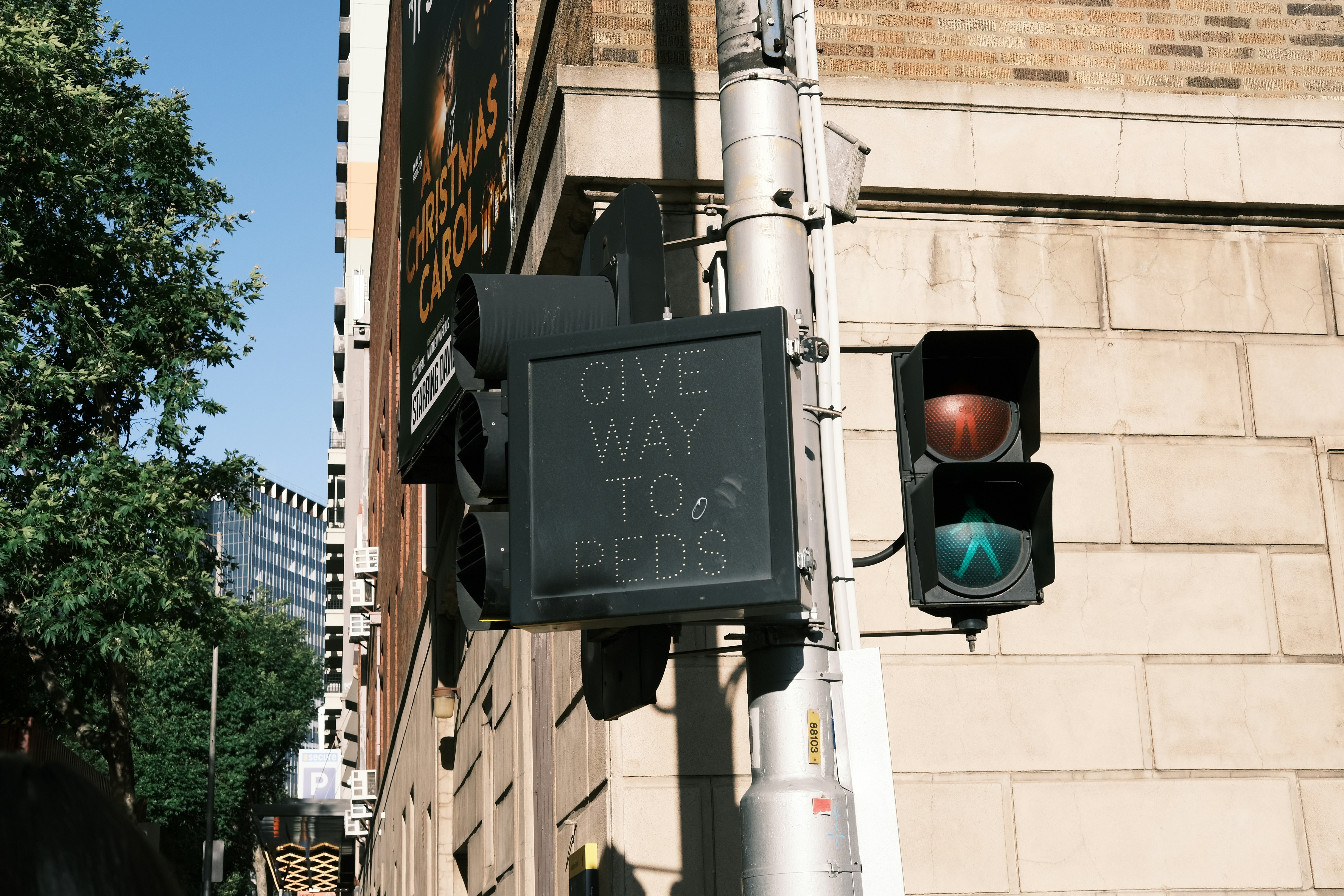 A traffic light on a city street next to a building