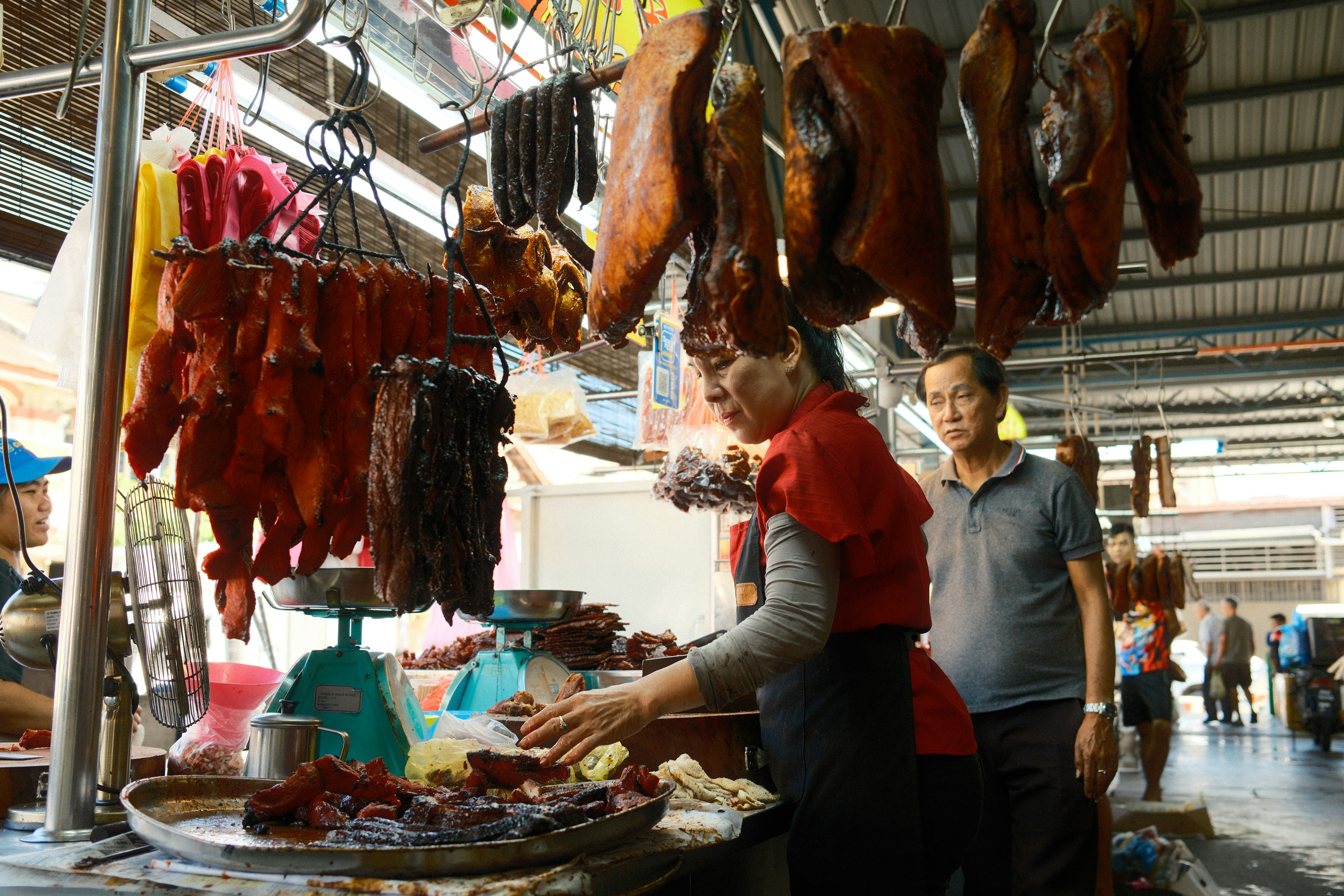 屋台の周りに立っている人々のグループ