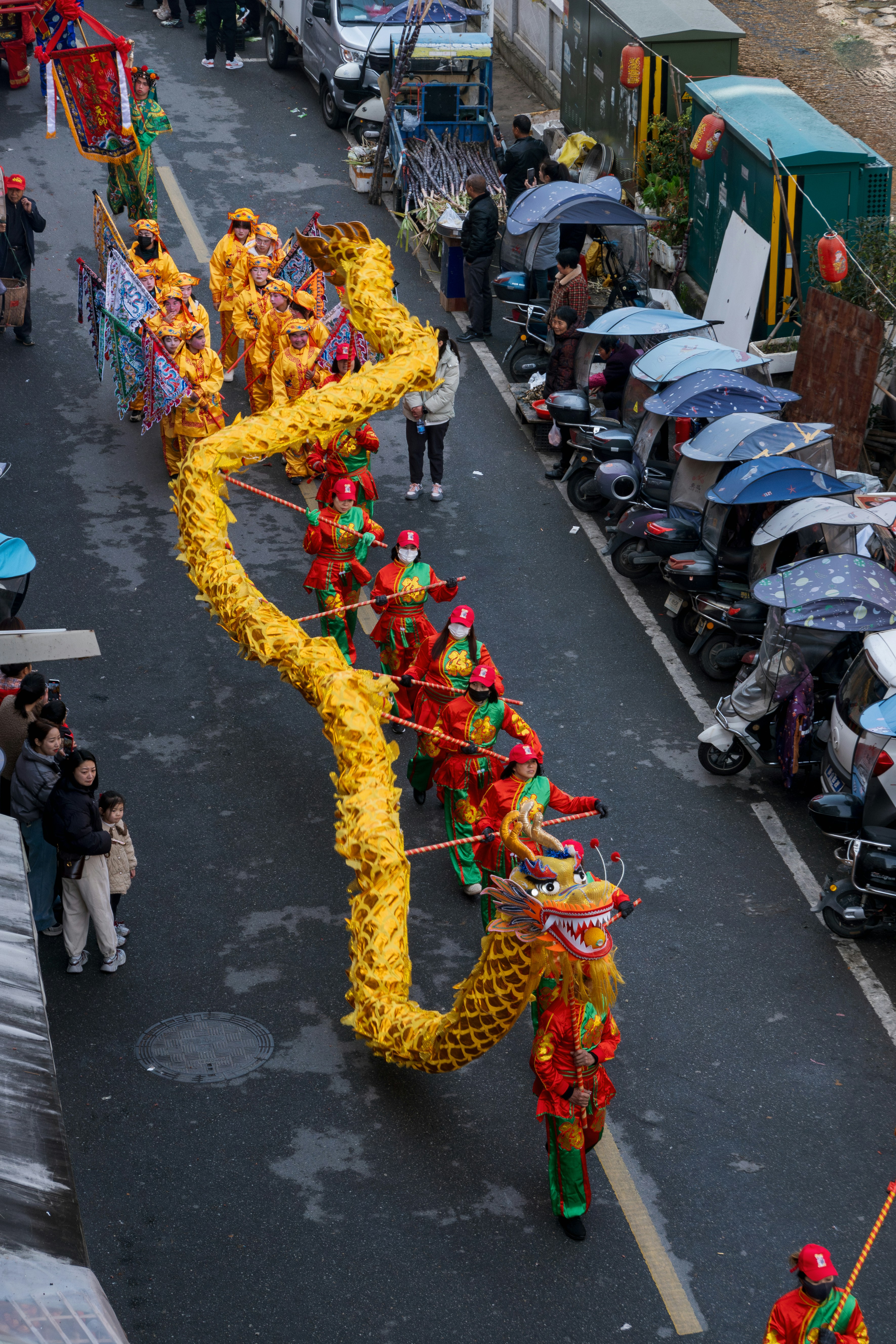 Un gruppo di persone che camminano lungo una strada