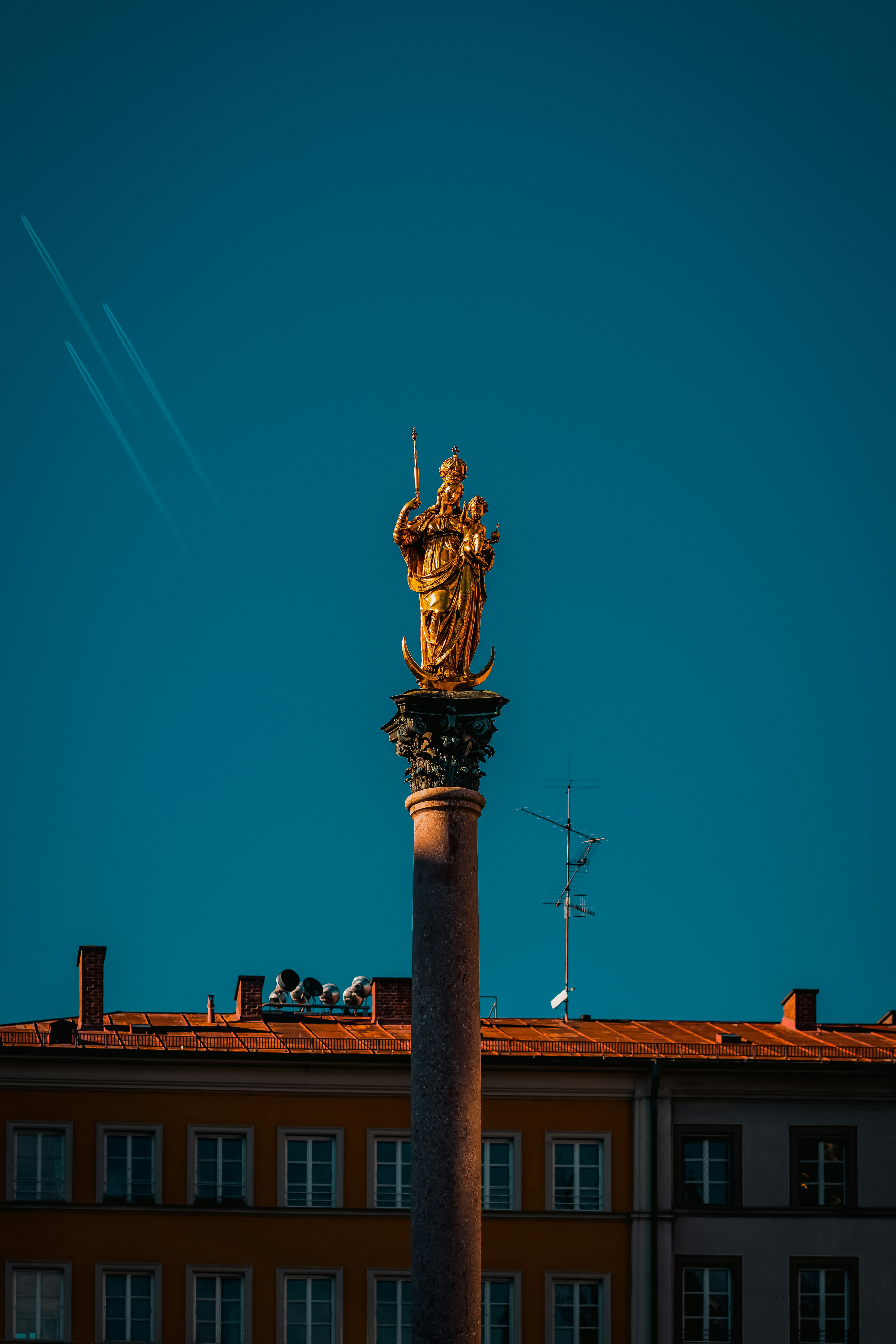Um prédio alto com uma estátua em cima dele