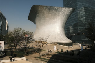 A view of a large building in a city