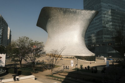 A view of a large building in a city