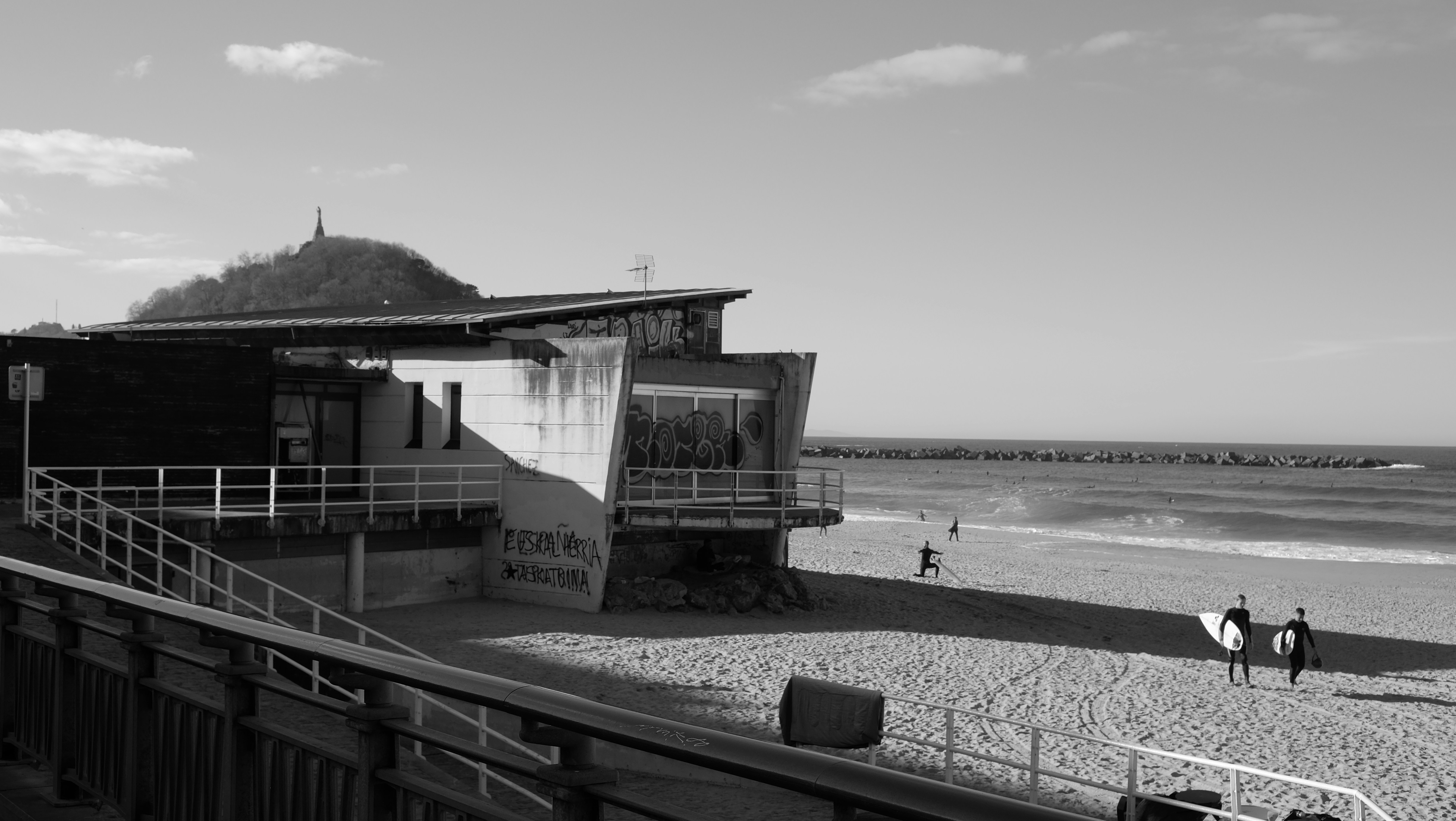 Una foto en blanco y negro de una playa
