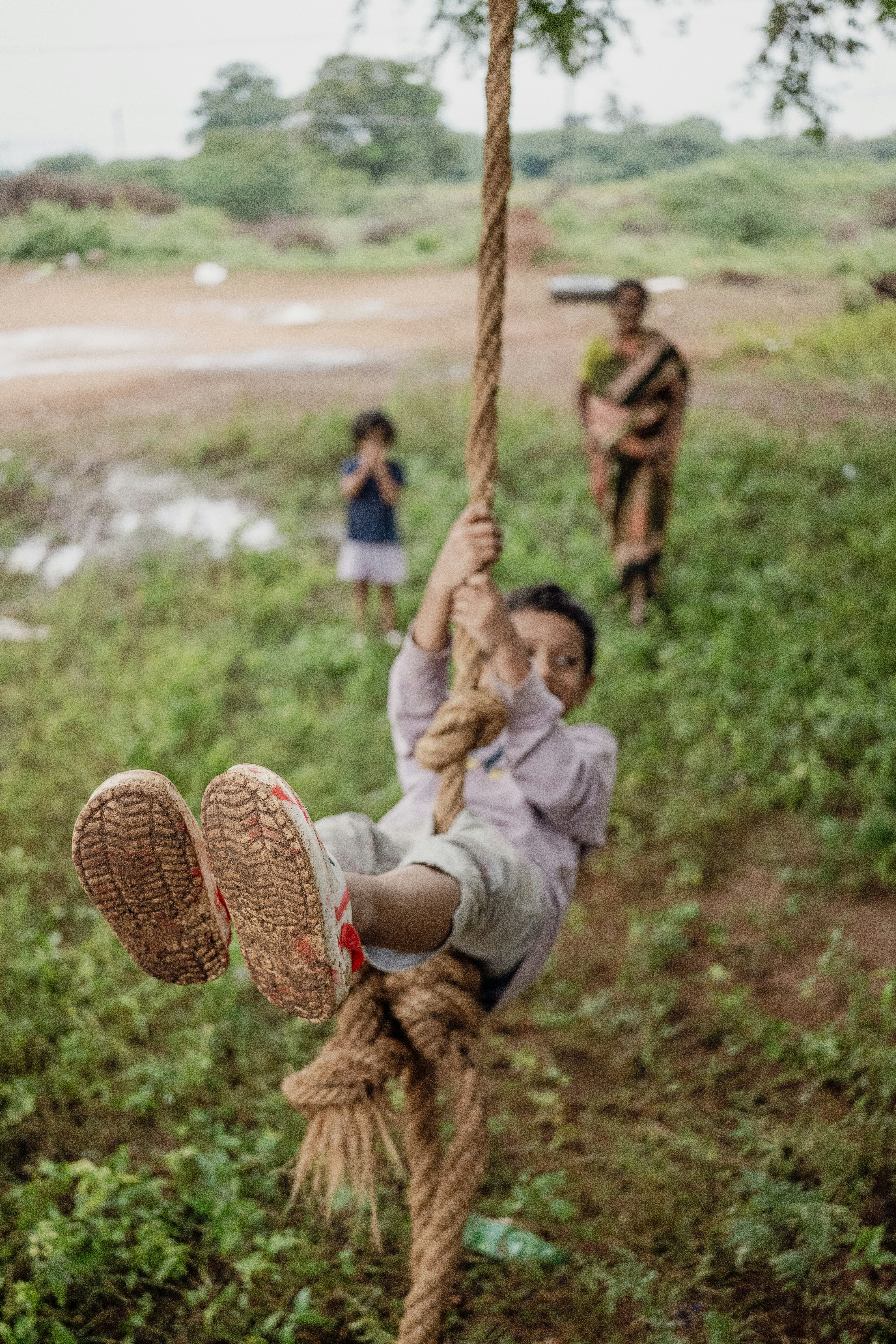 Un jeune garçon se balance sur une corde
