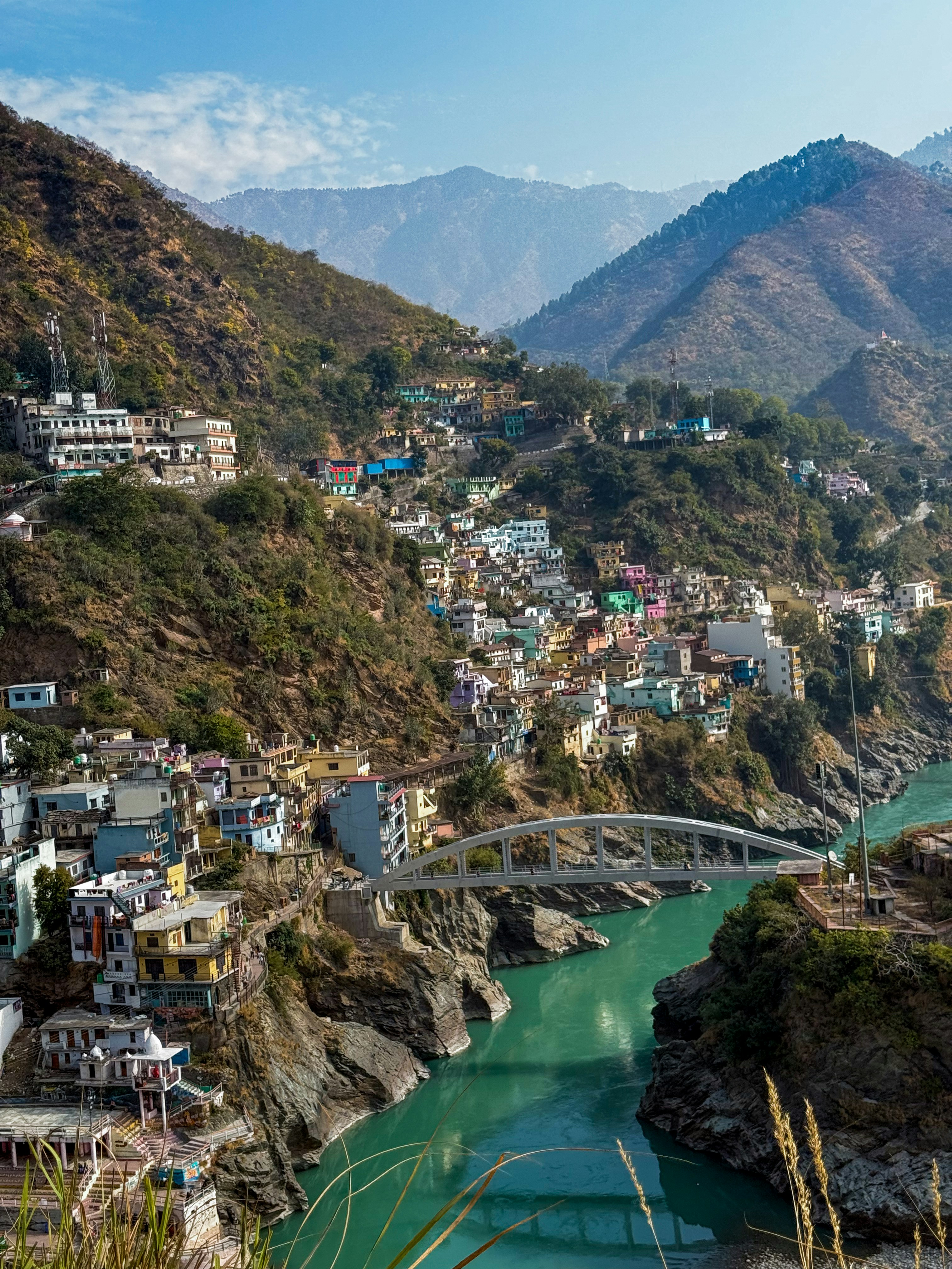 Ein Fluss, der durch ein saftig grünes Tal fließt