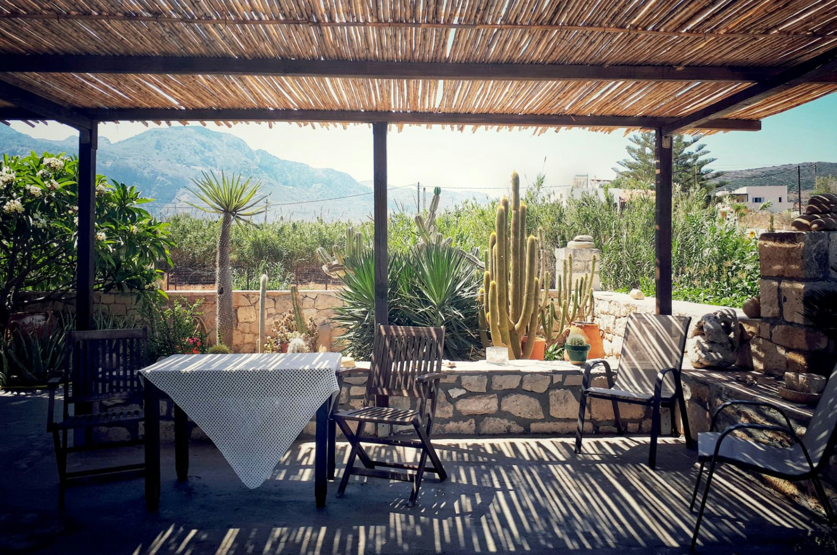 Eine überdachte Terrasse mit Tisch und Stühlen