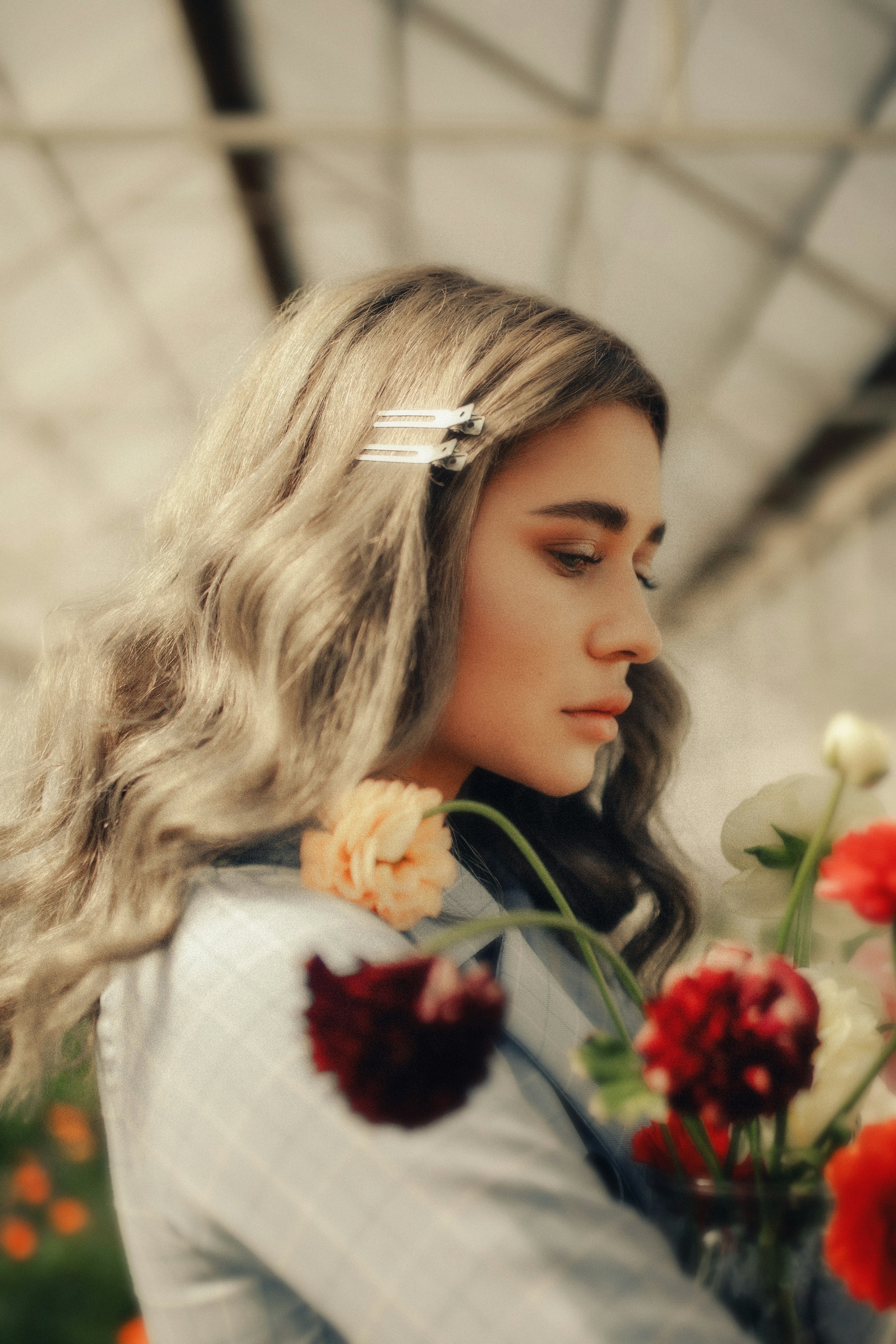 Fotomural A woman holding a bunch of flowers in her hand