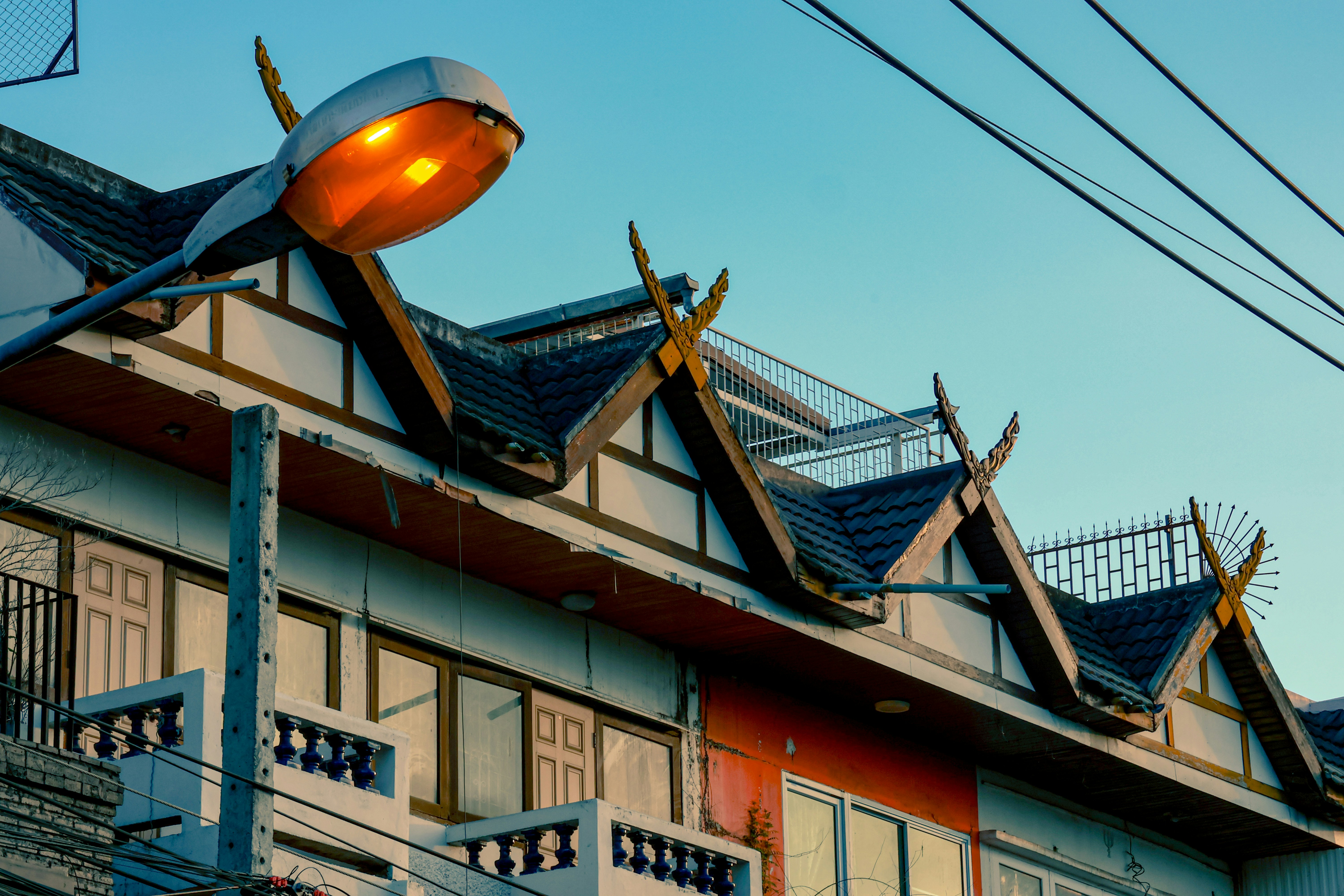 Un edificio con una farola encima