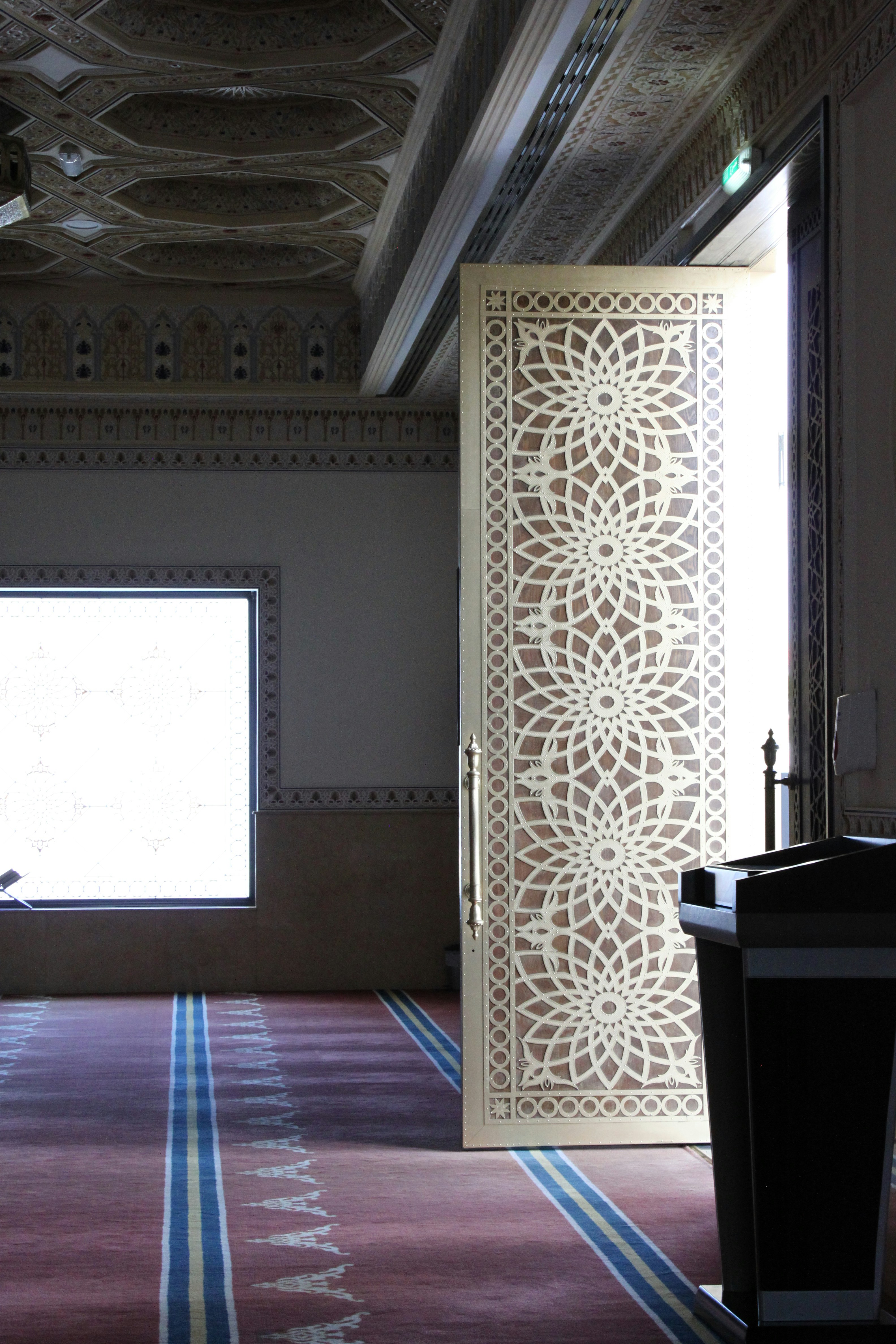 An empty room with a large screen in the middle of it