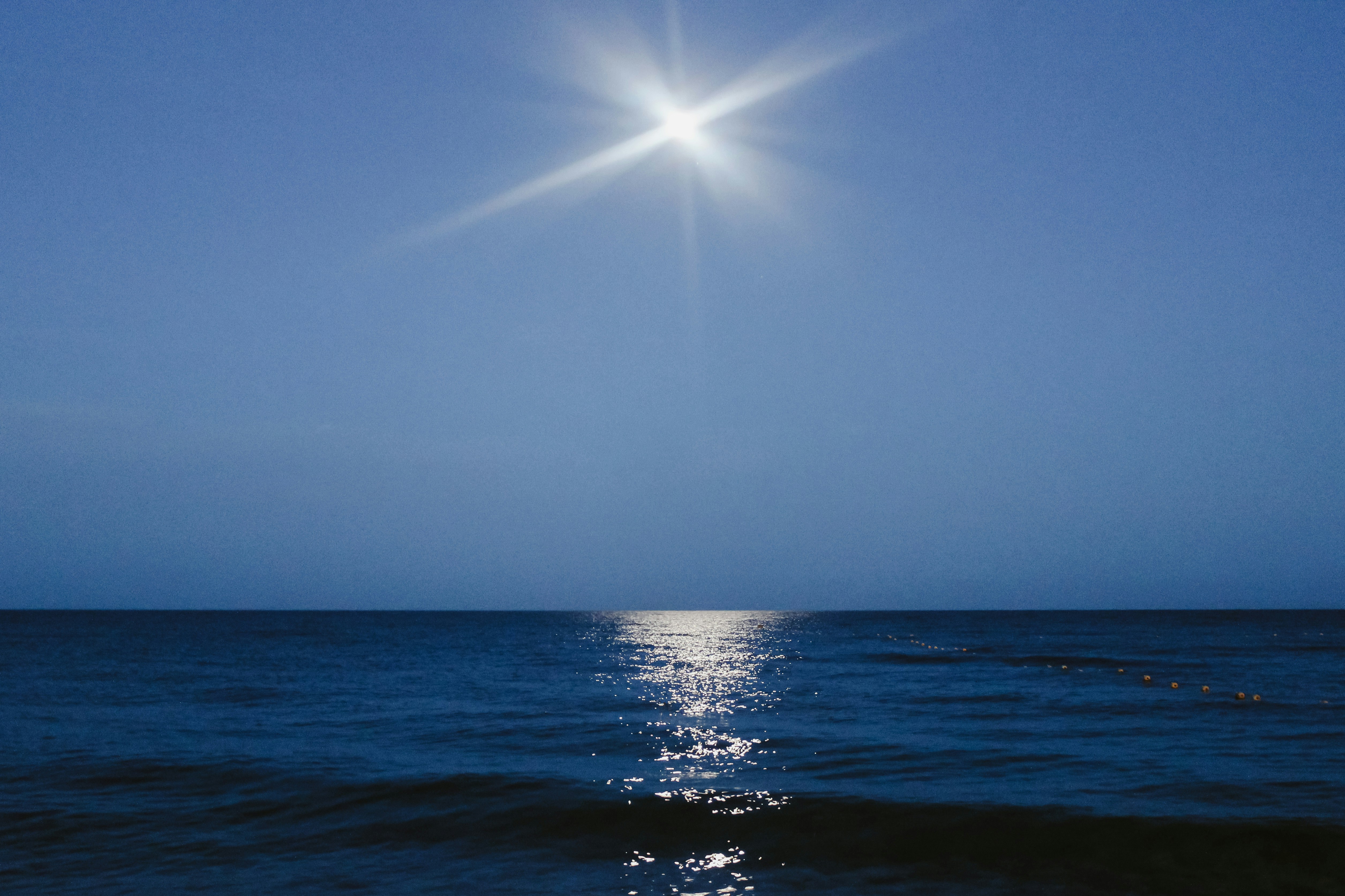 晴れた日の海に太陽が輝いています