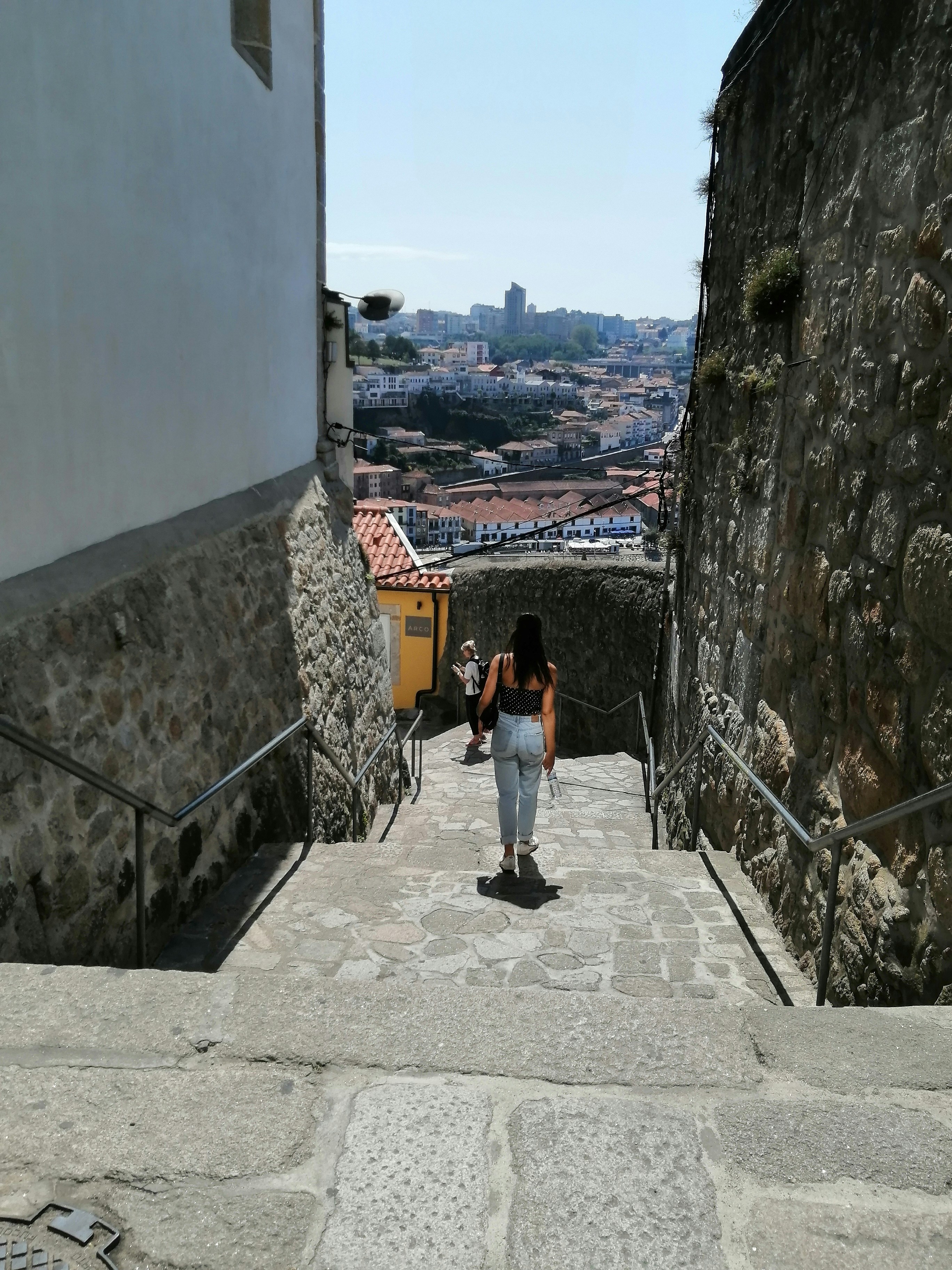 Eine Frau, die eine Treppe hinaufgeht
