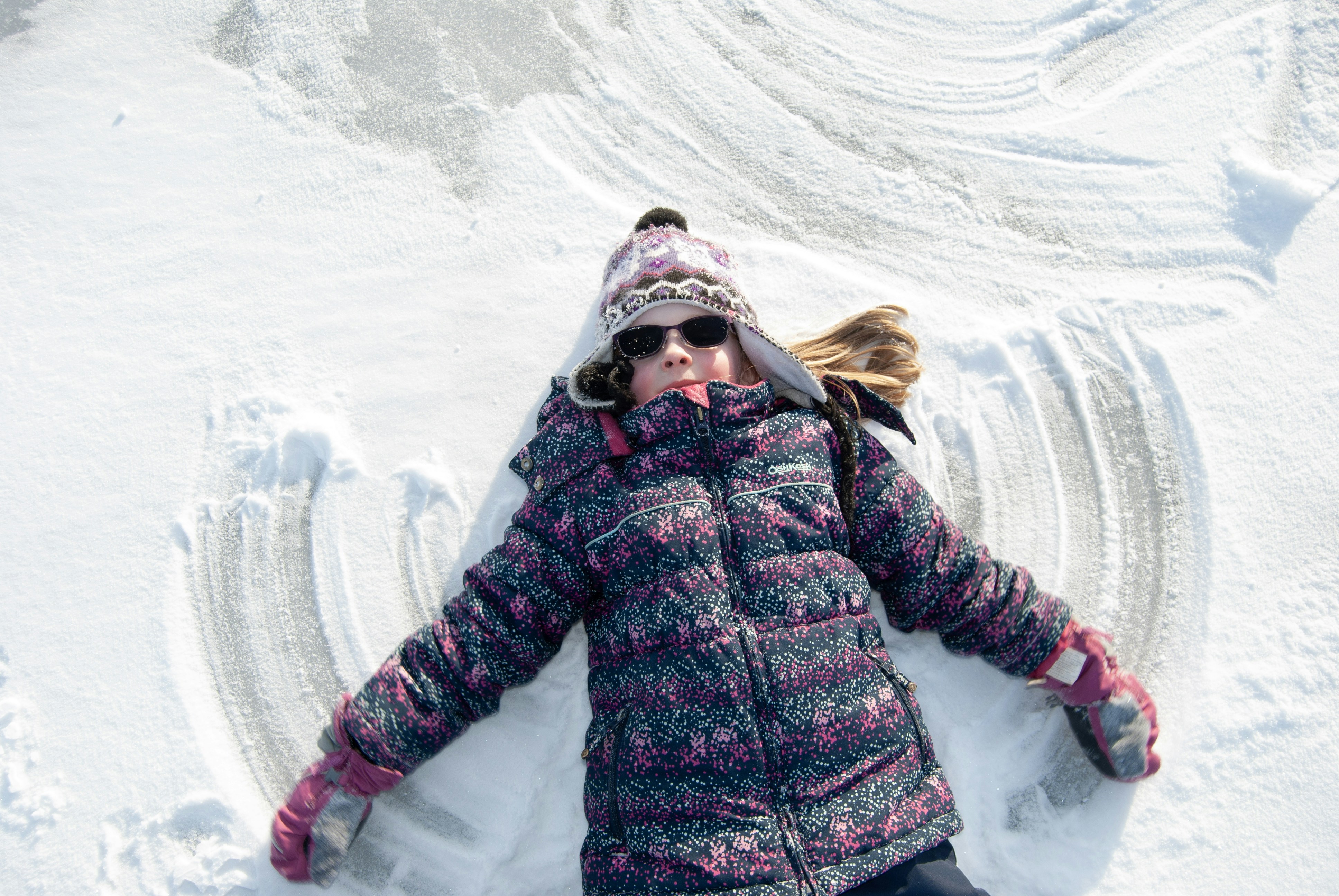 A woman laying in the snow on a bench photo – Free Barrie Image on Unsplash