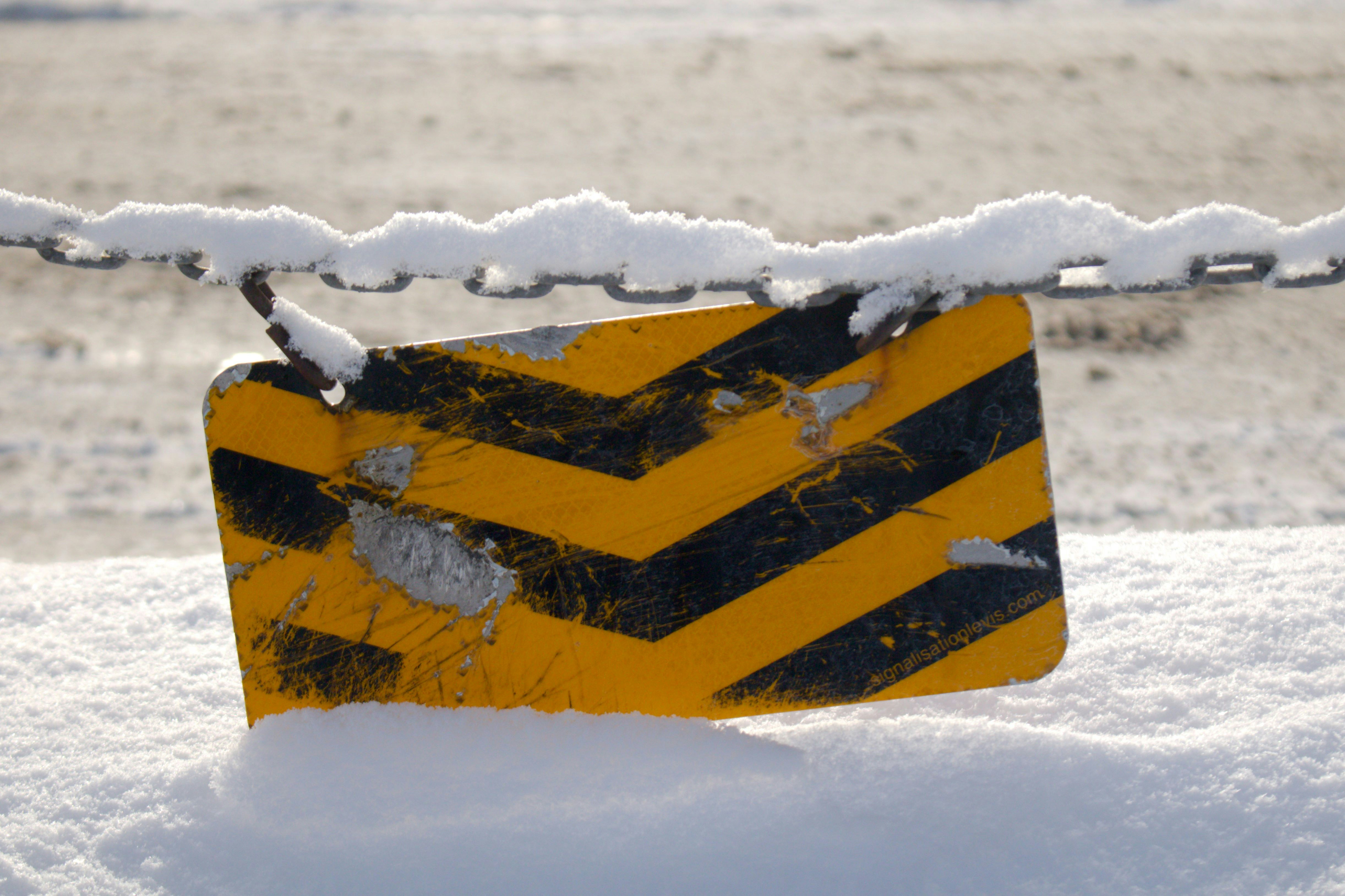 미끄럼 방지 신발을 신은 여성