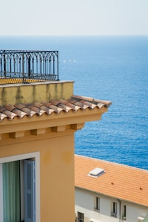 A balcony with a view of the ocean