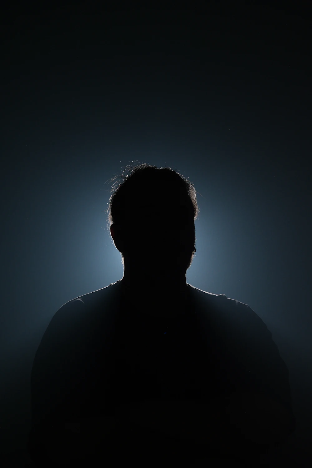 Silueta de una persona a contraluz, iluminada por un halo de luz, metáfora de la Identidad de Poder