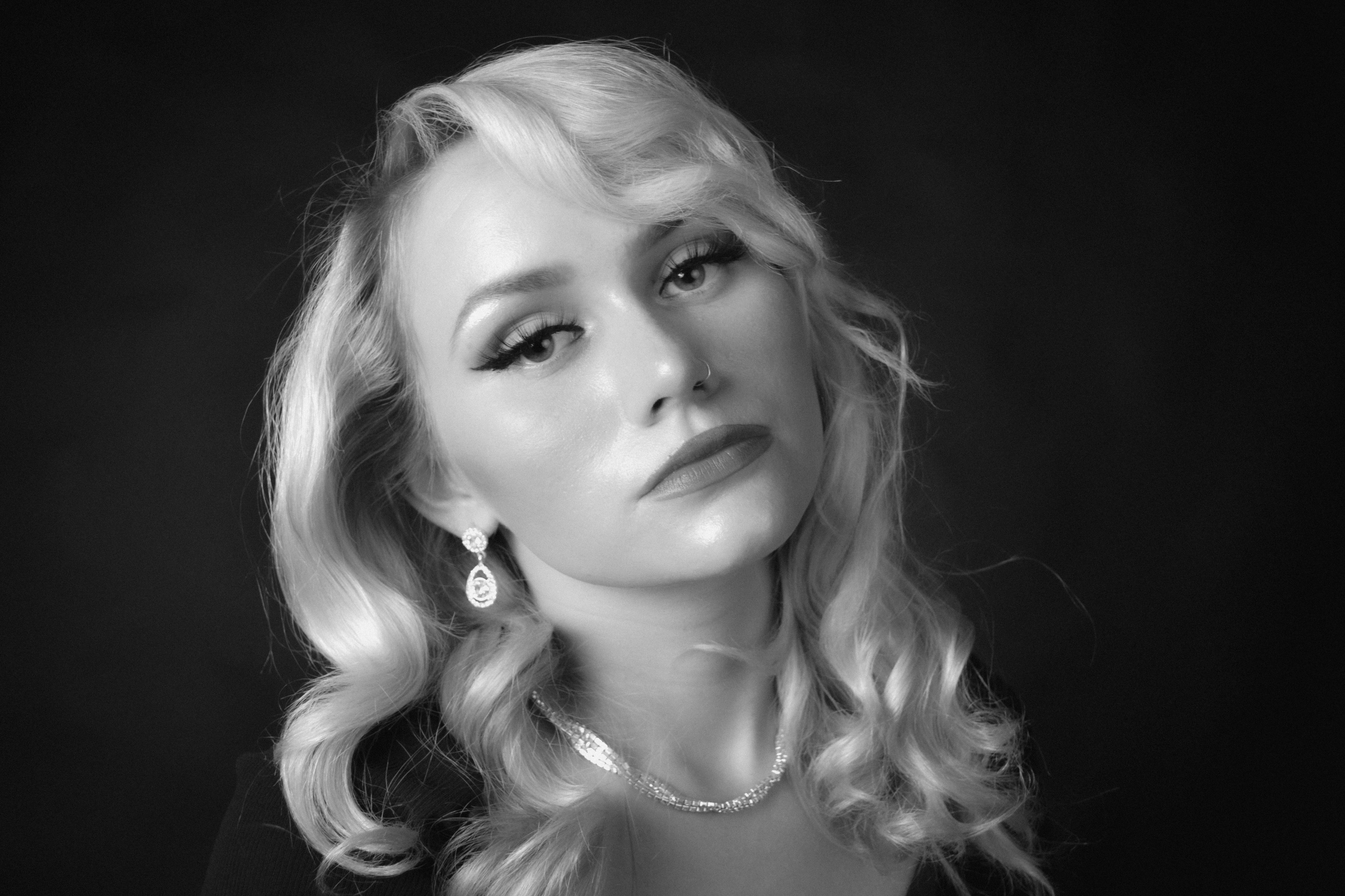 vintage portrait woman, wallpaper, Sejarah RA Kartini: Pahlawan Emansipasi Wanita 4