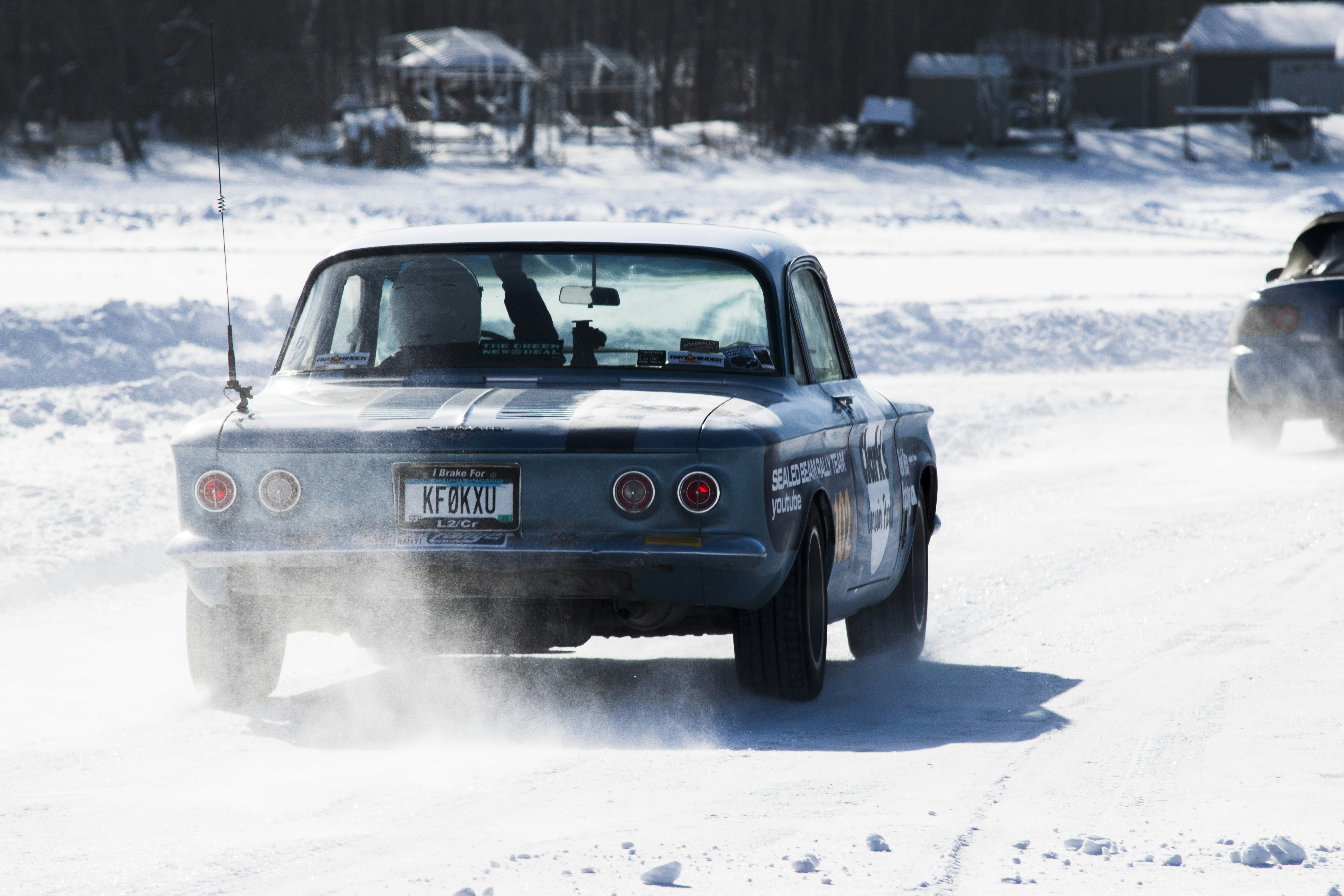 Deux voitures roulant sur une route enneigée