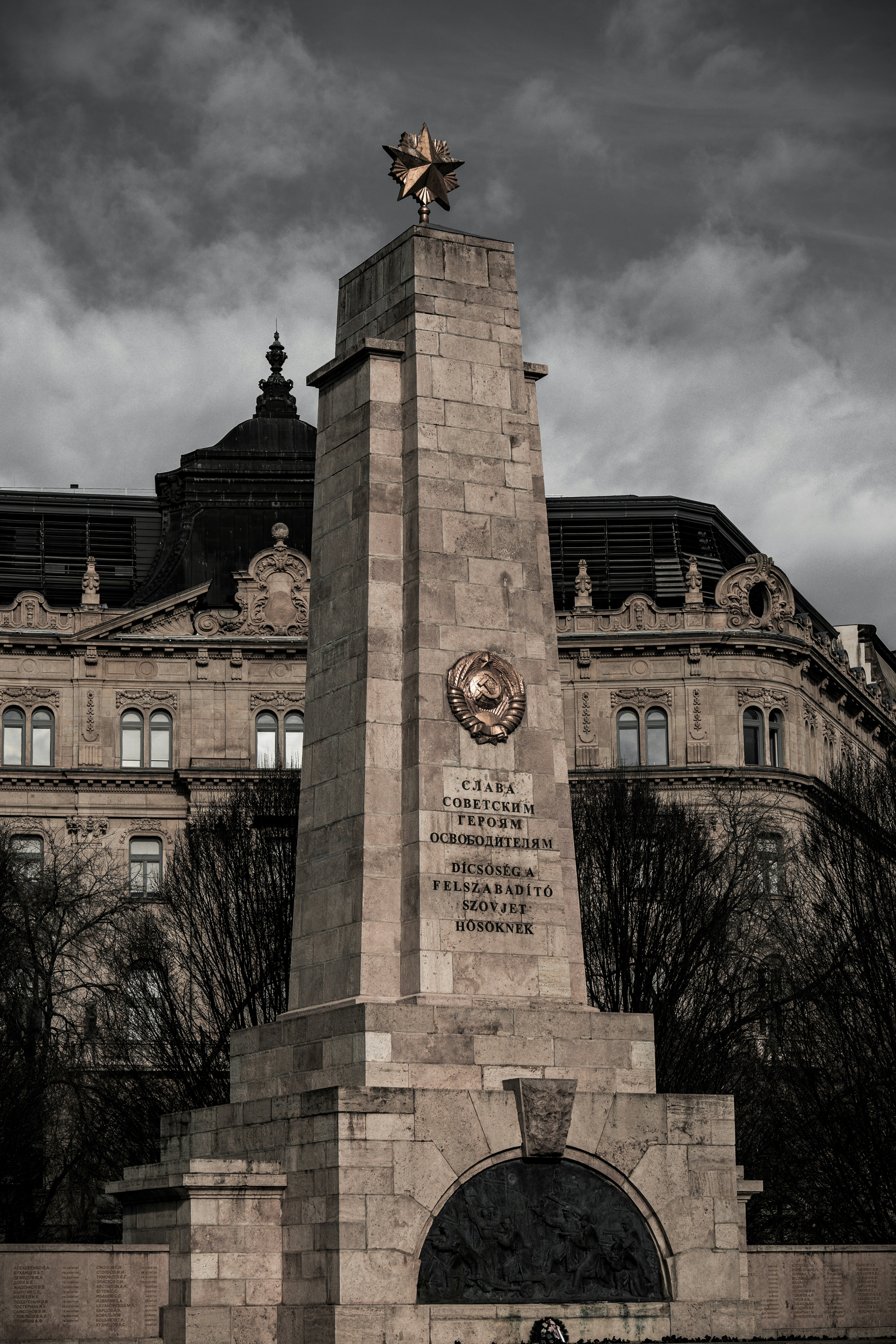 Un monument devant un grand bâtiment