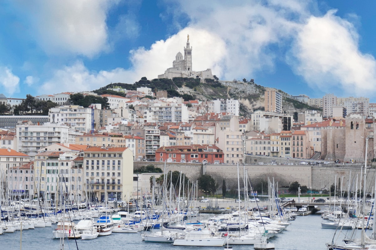 Marseille Vieux Port 구항 정면 - BC 600년 도시 발상지·요트와 카페 풀세트
