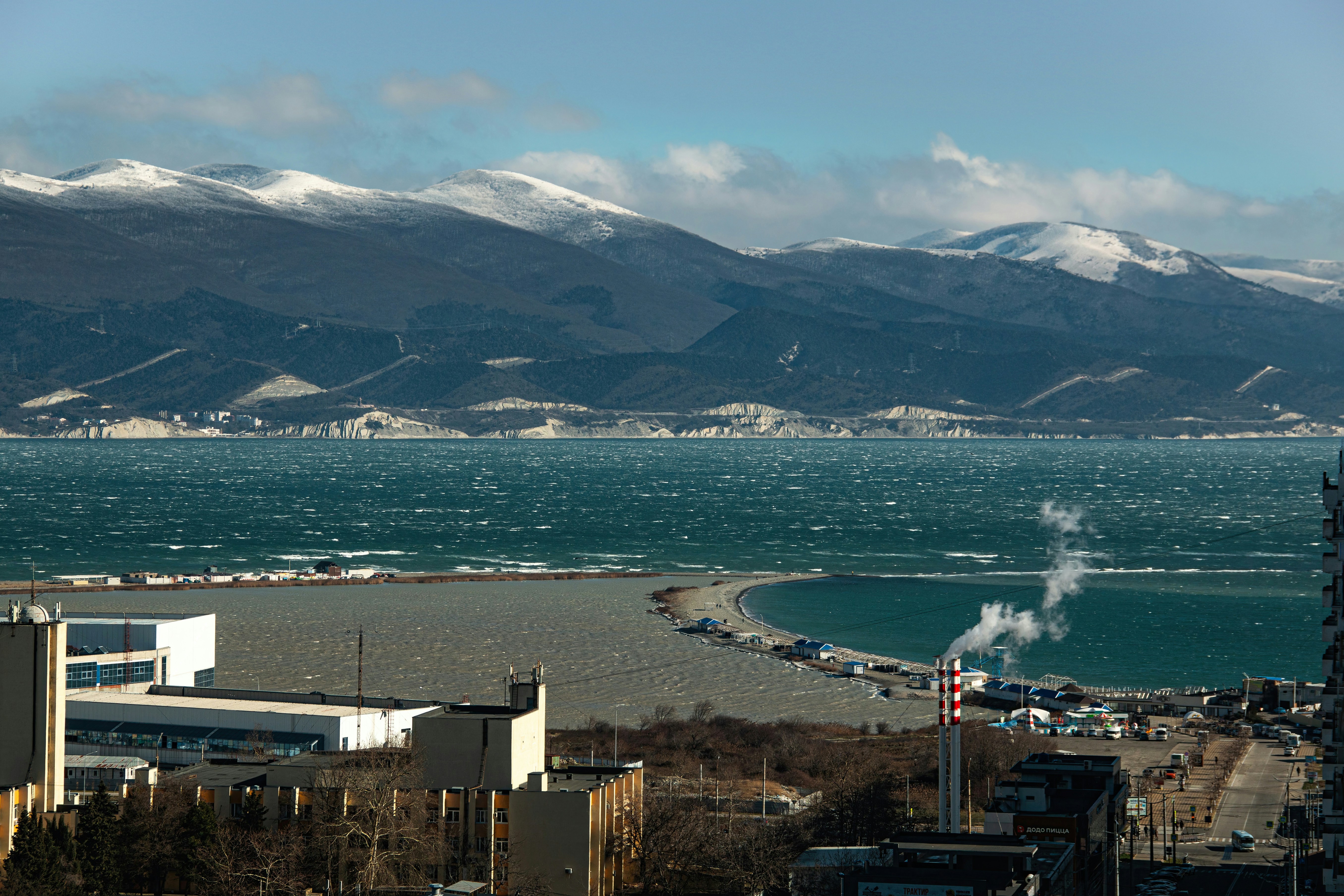 Un grand plan d’eau entouré de montagnes