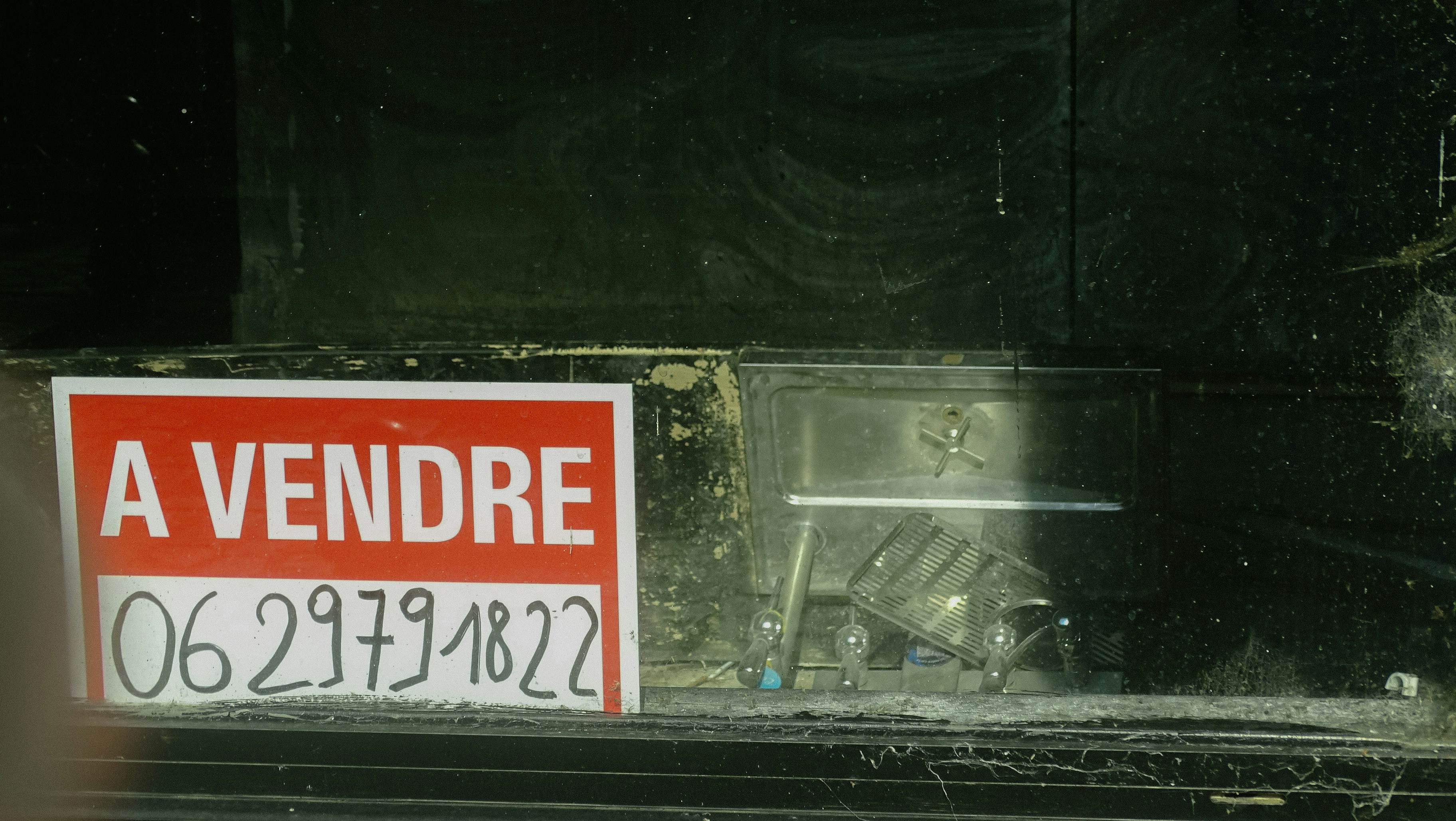 A red and white sign that reads a vendre