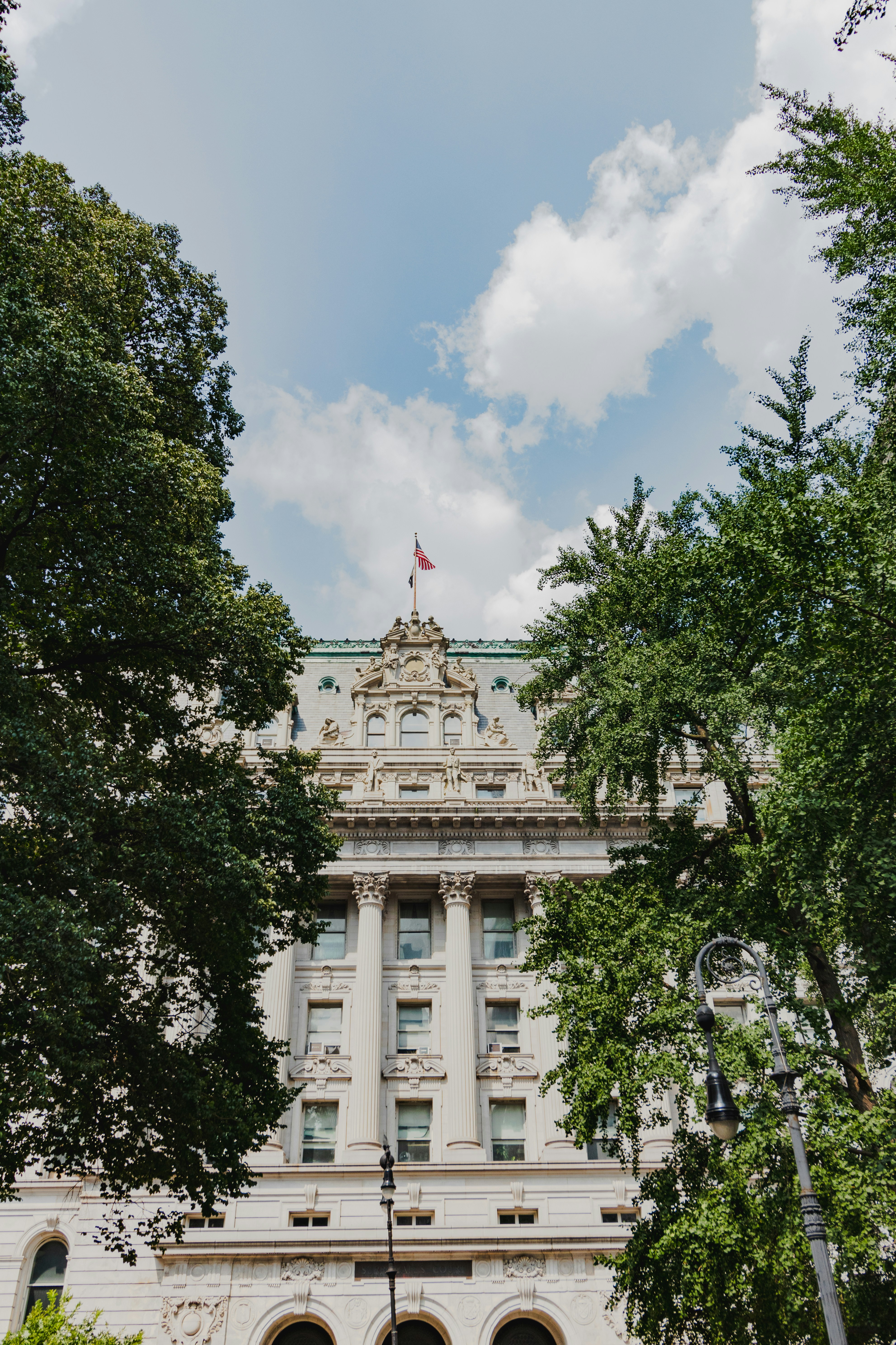 Ein hohes Gebäude mit einer Flagge auf dem Dach