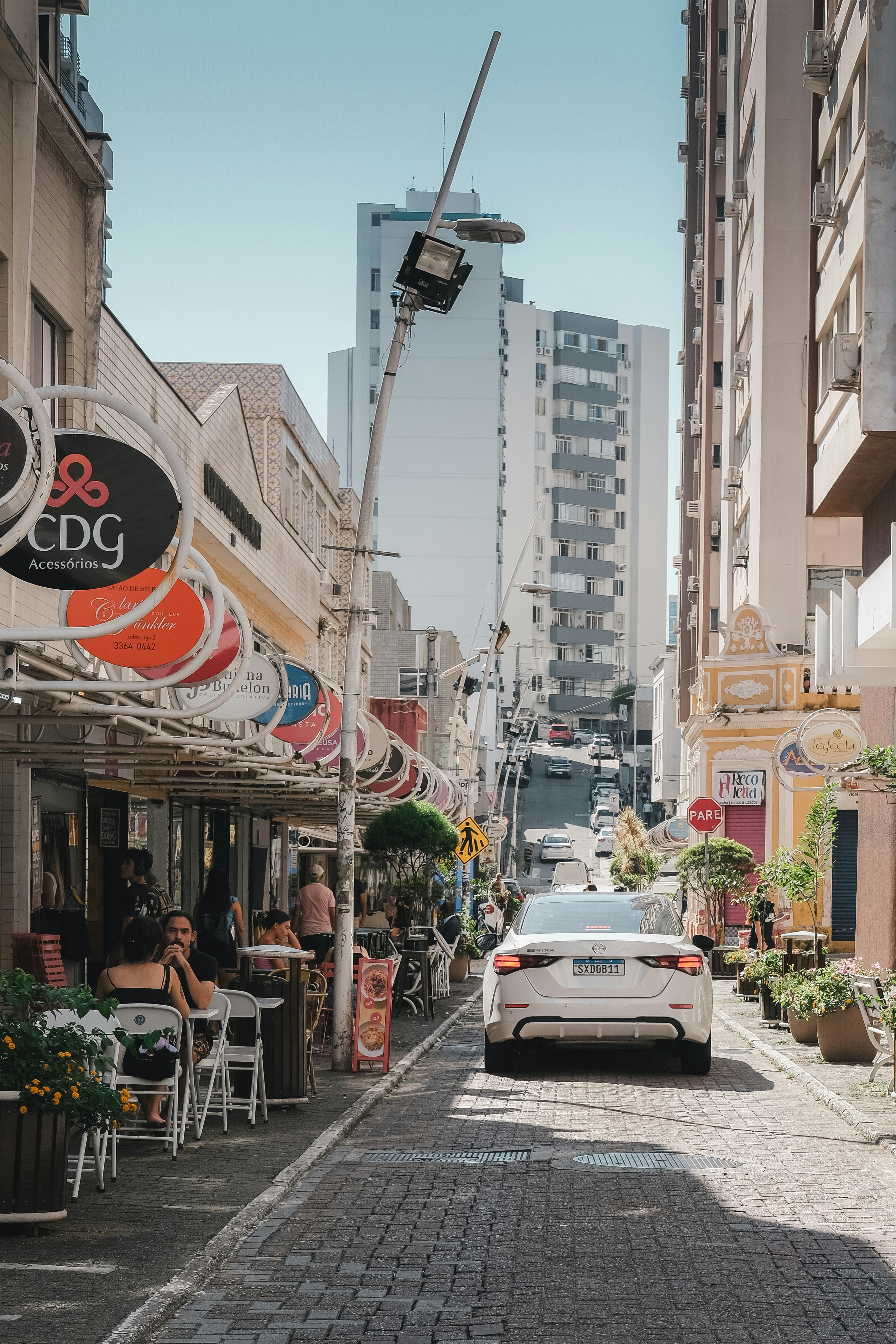 Un'auto parcheggiata sul ciglio di una strada