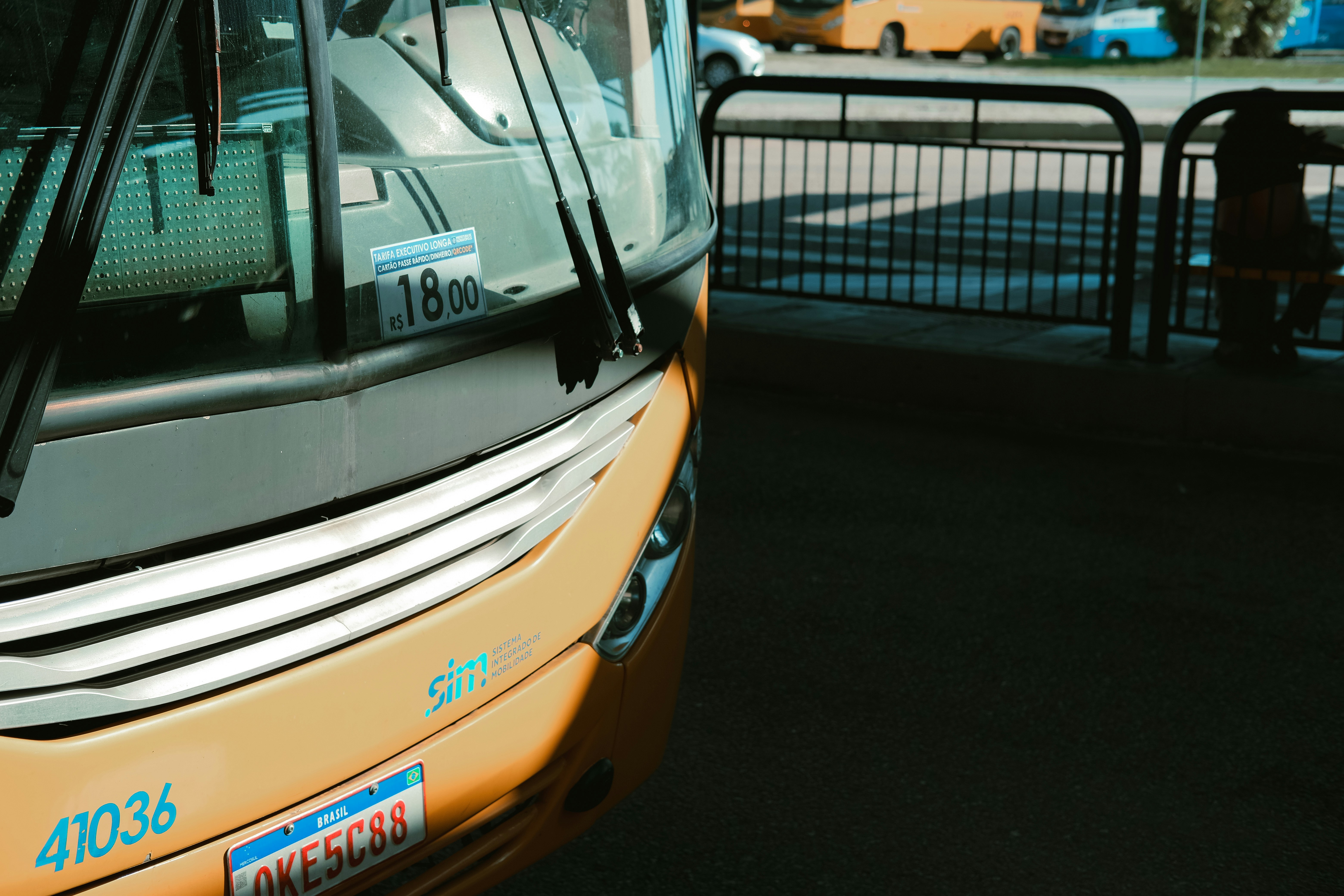 Ein gelber Bus, der auf einem Parkplatz geparkt ist