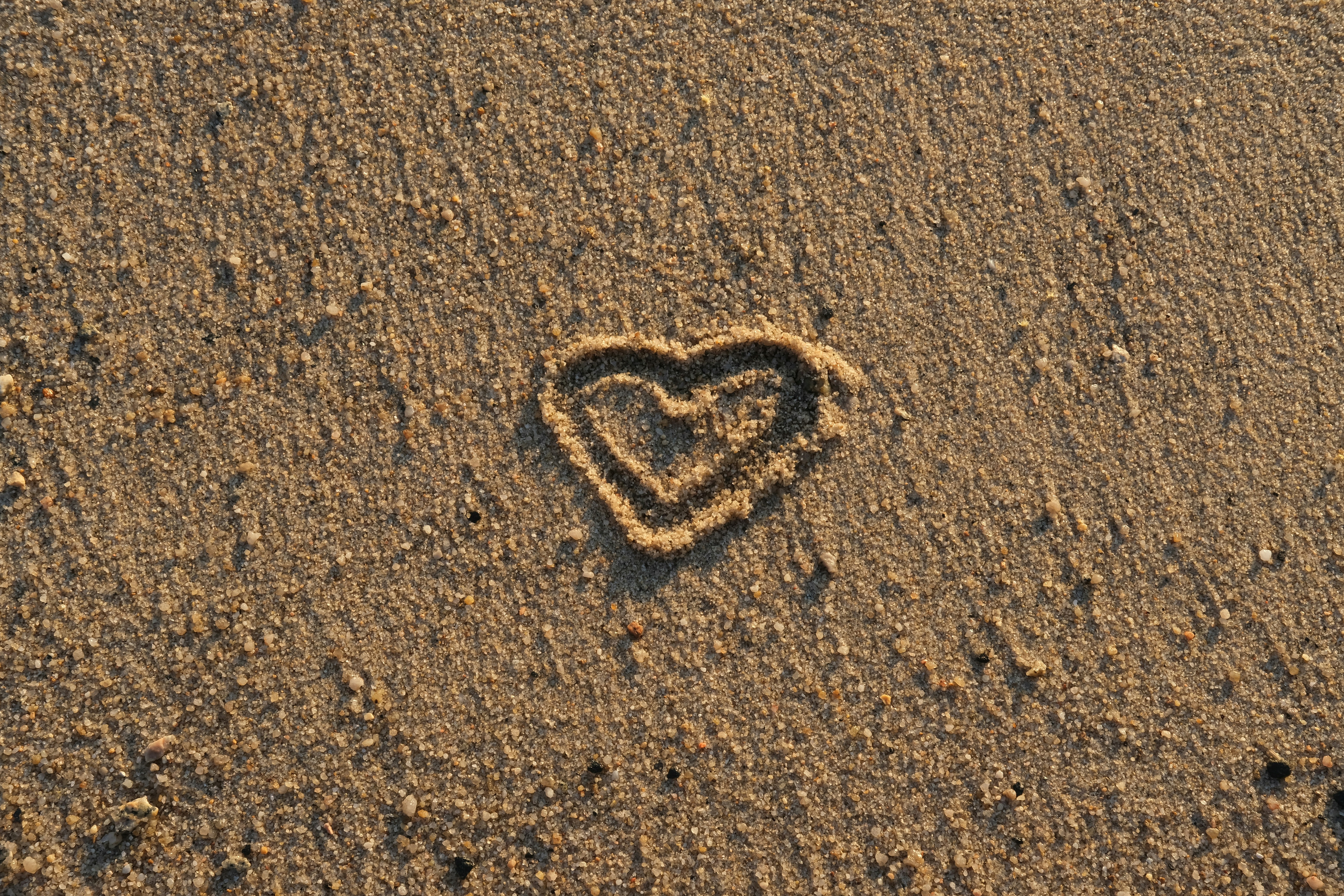 ビーチの砂に描かれたハート