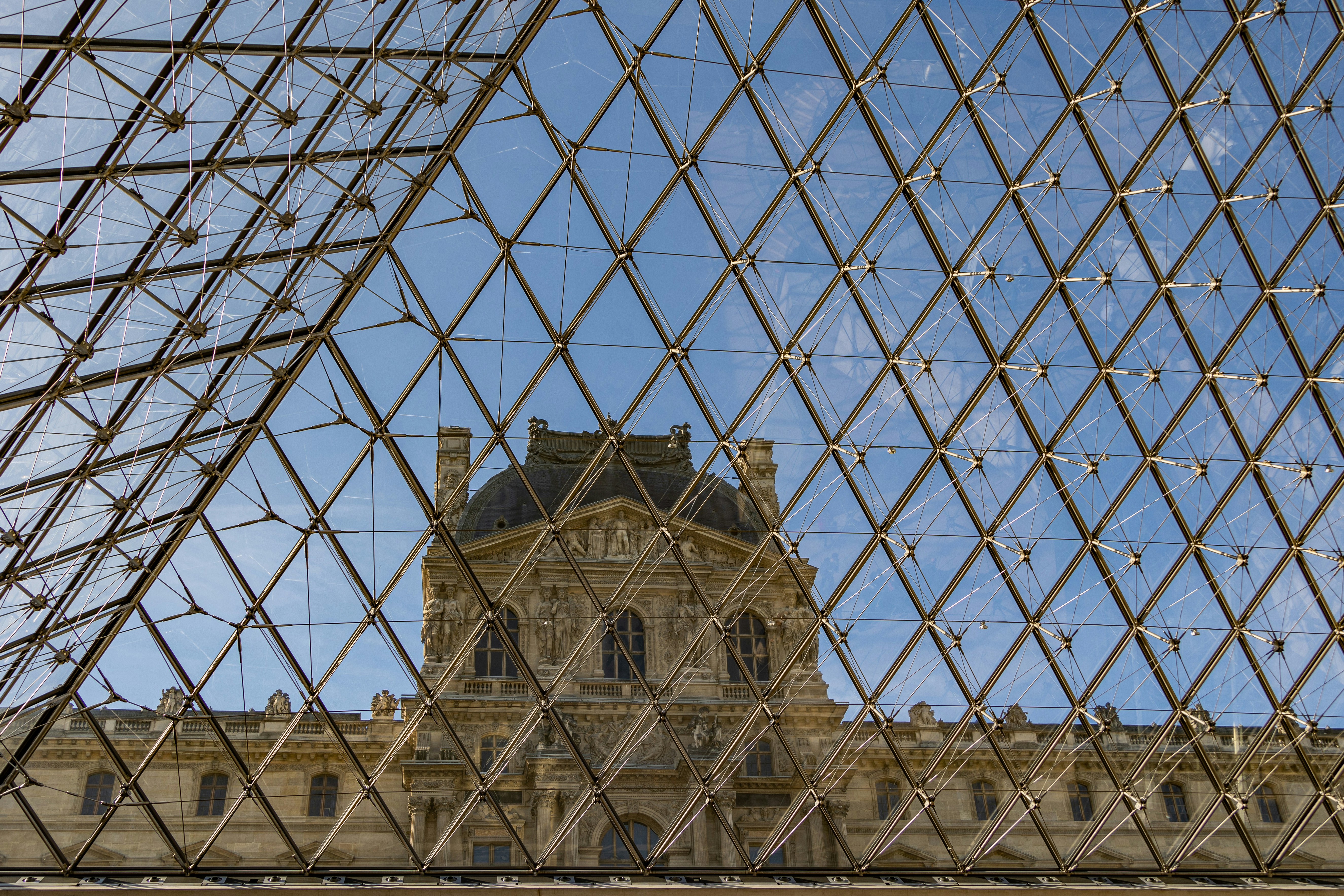 Vista di un edificio attraverso una finestra di vetro