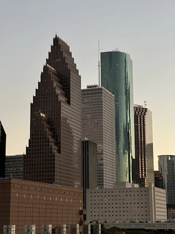 Vista de una ciudad con edificios altos