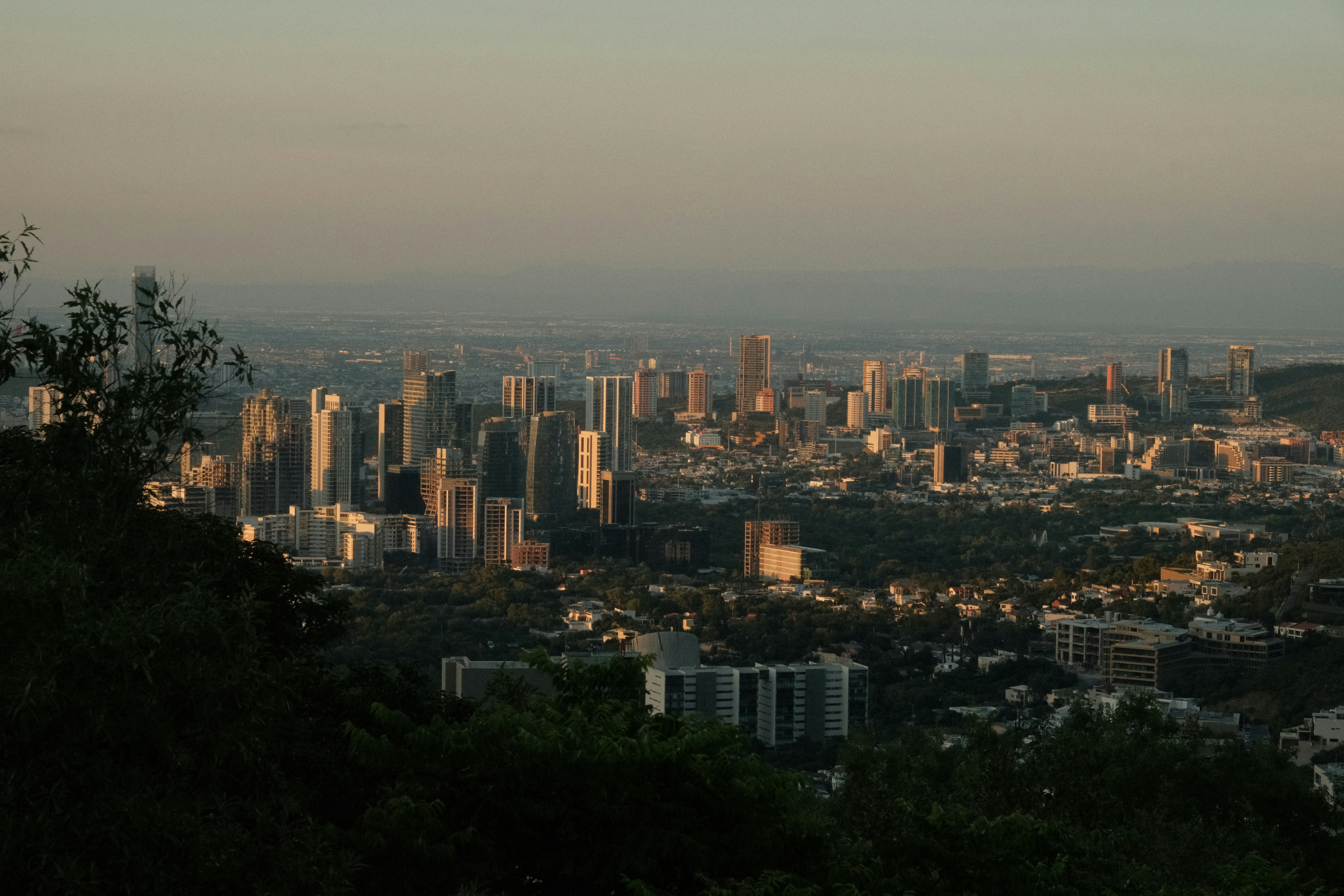 Vista de Monterrey desde colina con Cerro de la Silla, Nuevo León, México - Sultana del Norte y símbolo de la ciudad