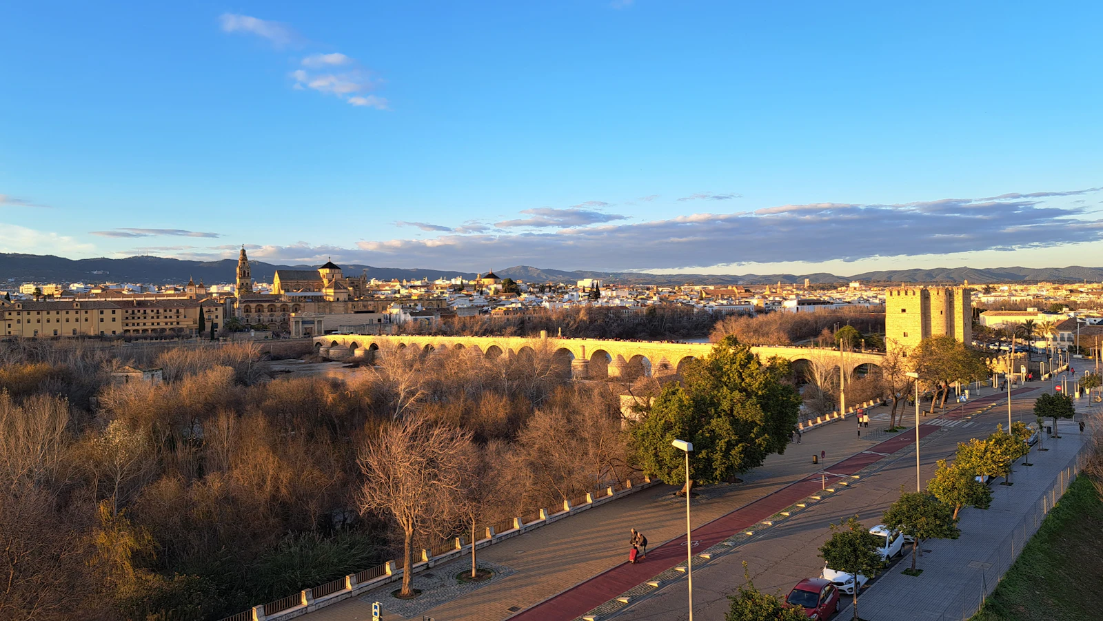 Vista de Córdoba con el Puente Romano, la torre de la Mezquita-Catedral y los paseos junto al Guadalquivir