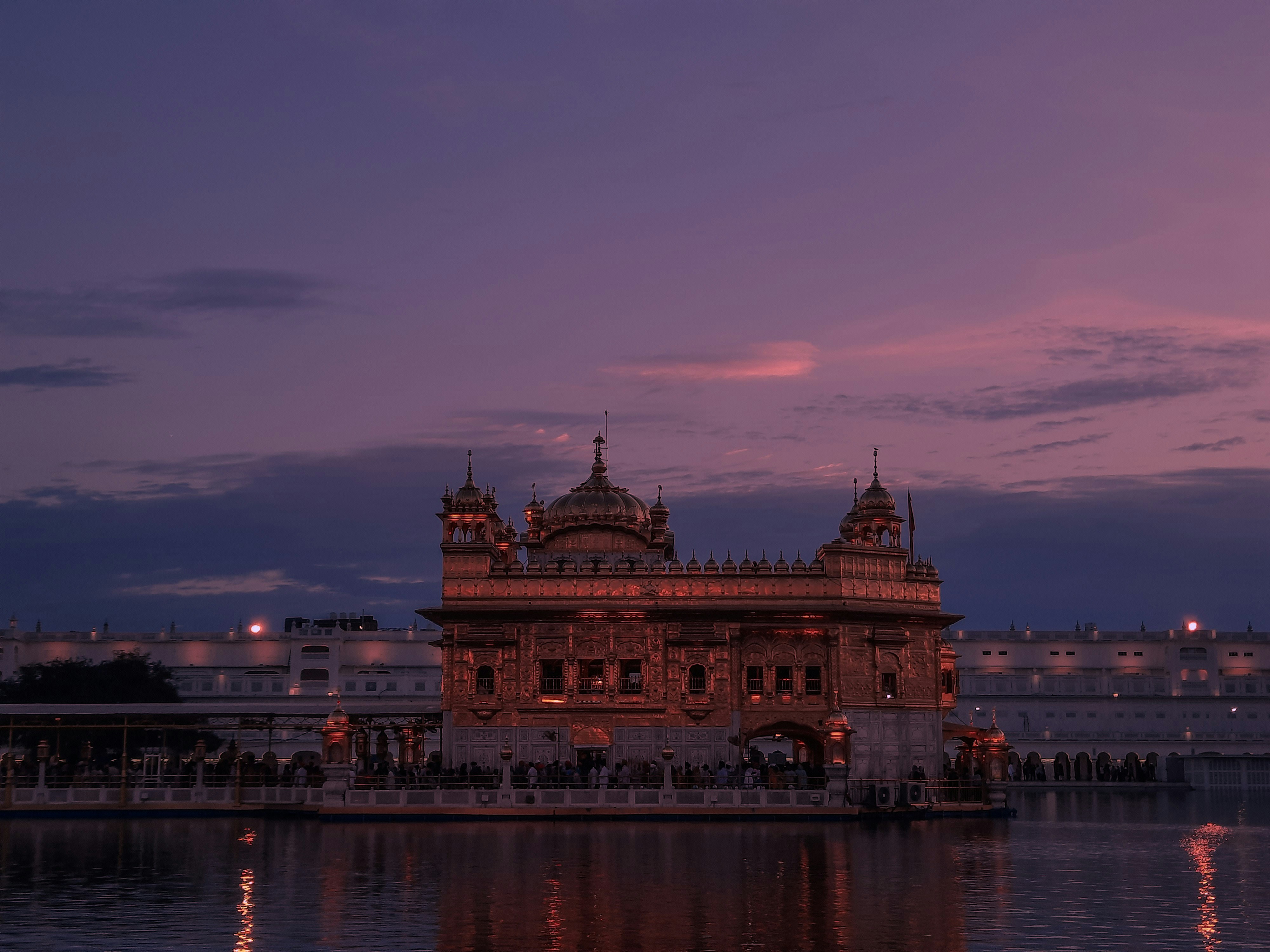 Un gran edificio asentado sobre un cuerpo de agua