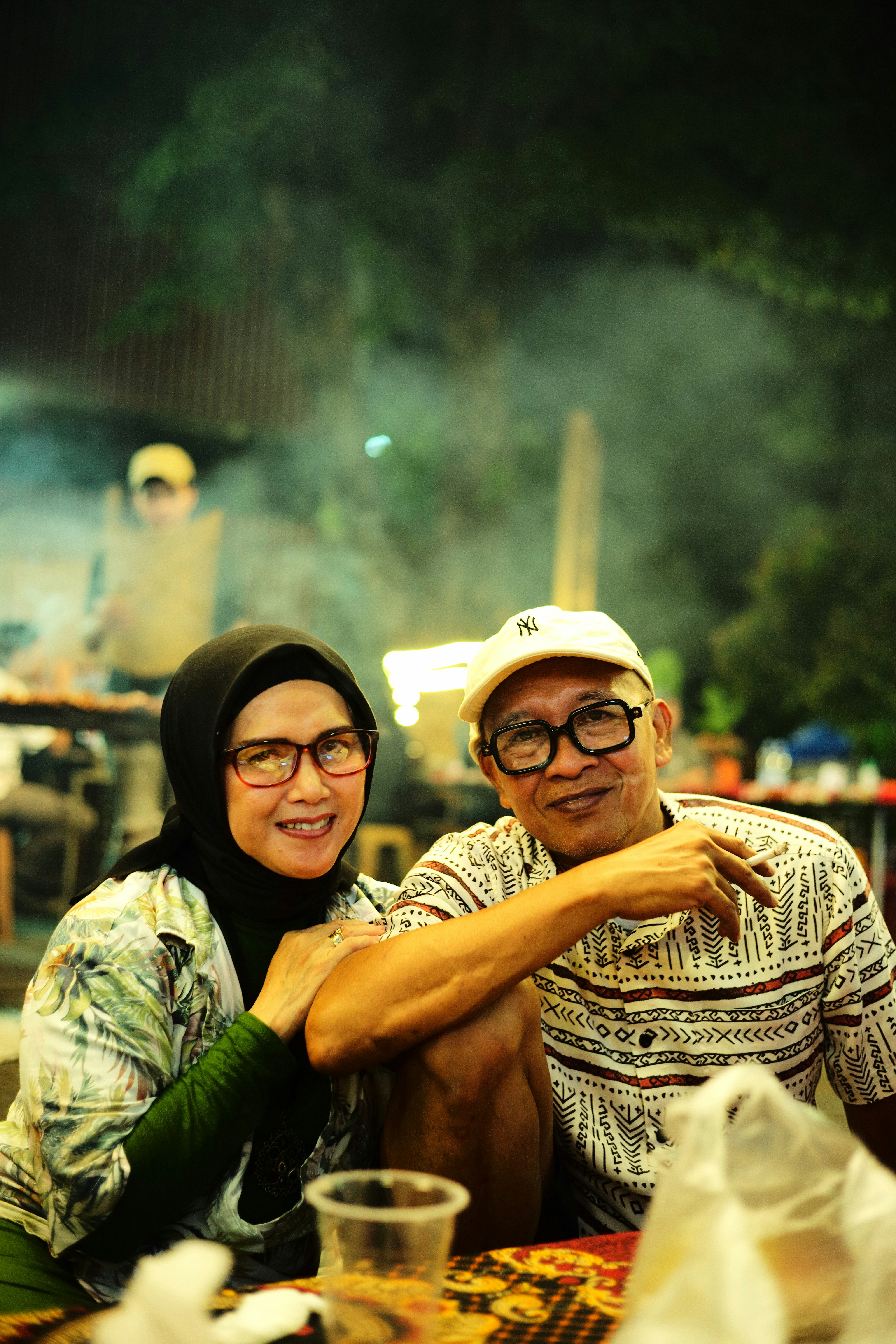 Seorang pria dan seorang wanita duduk di meja
