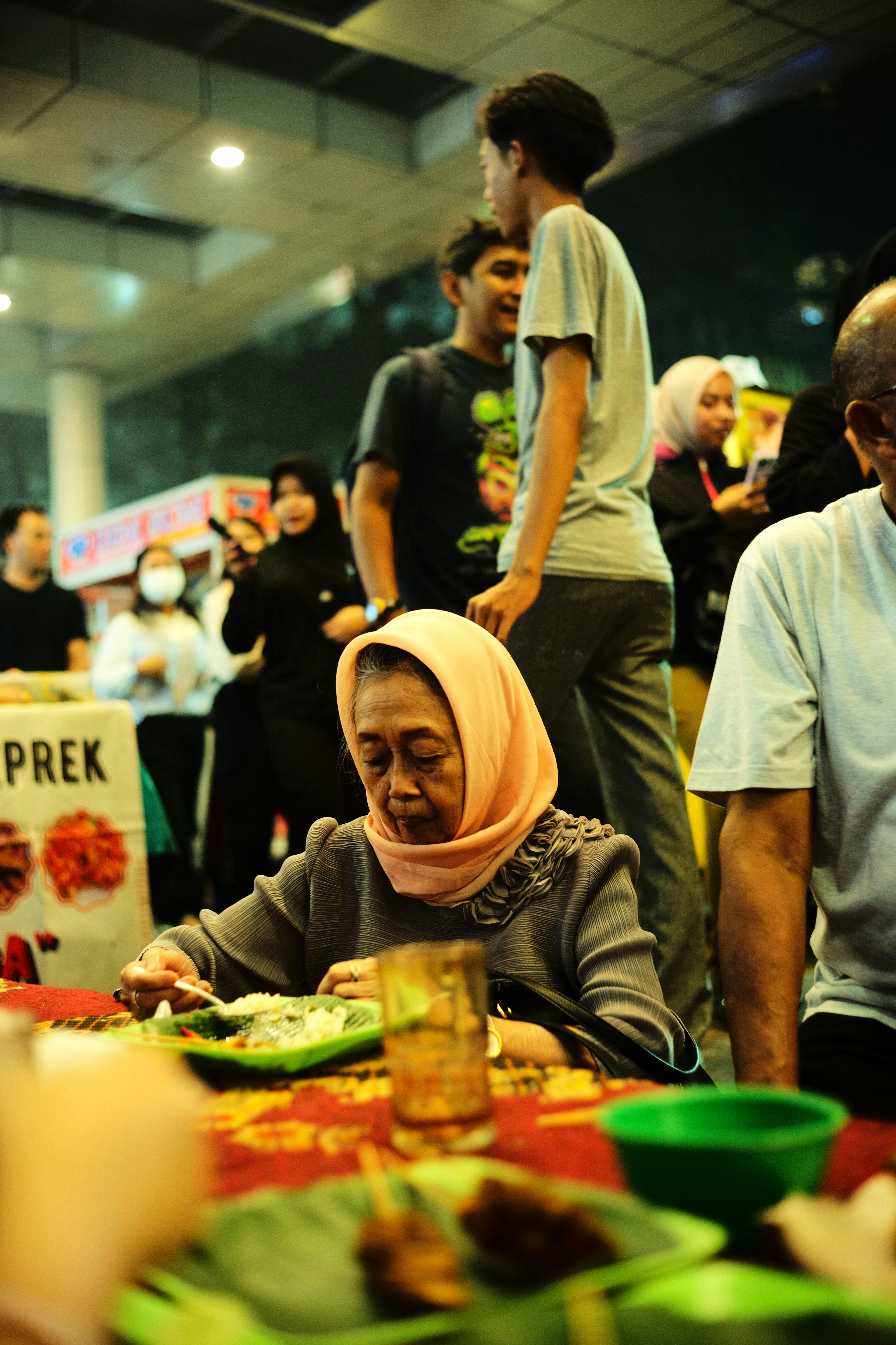 Sekelompok orang duduk mengelilingi meja makan makanan