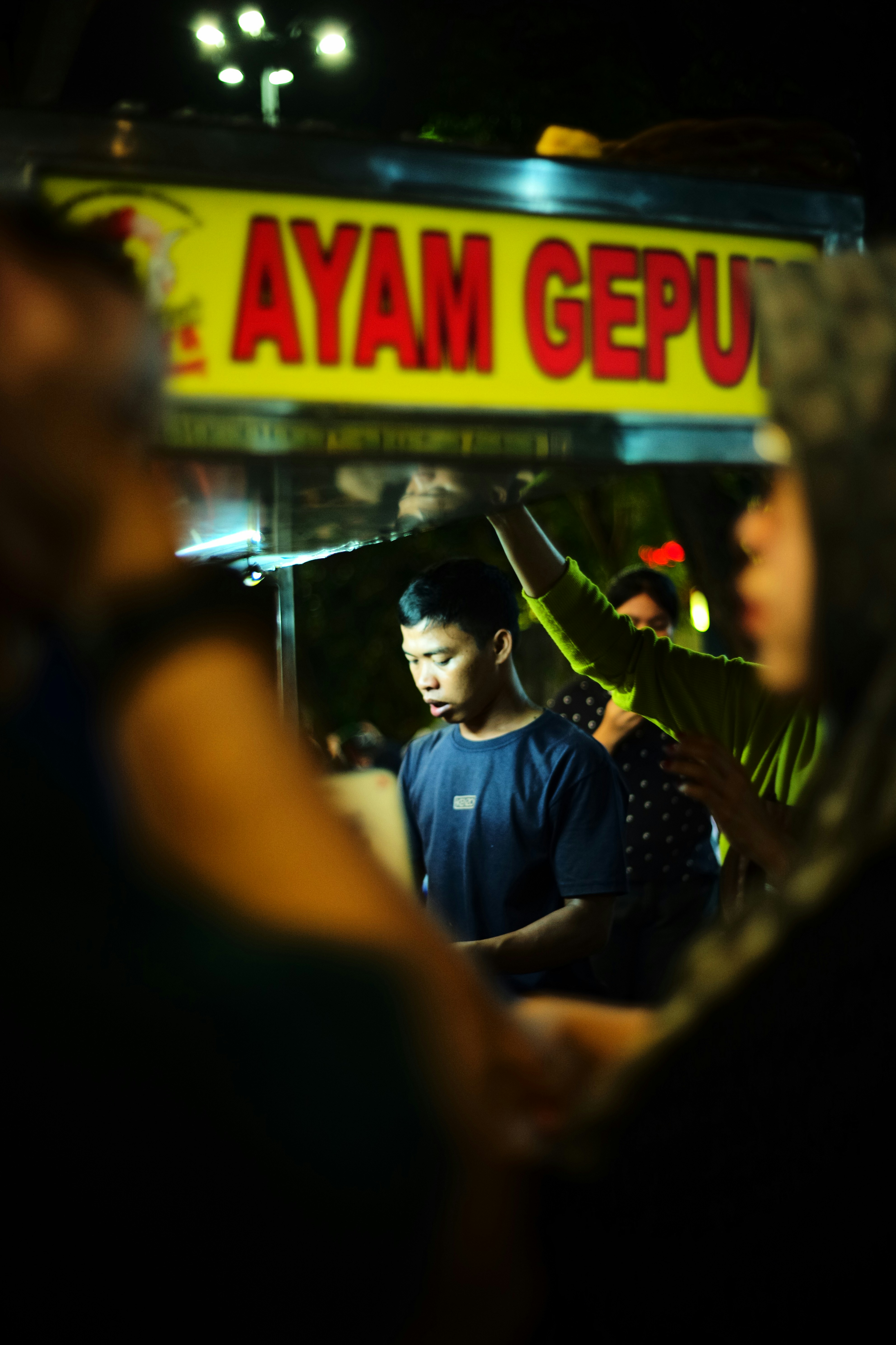 Sekelompok orang berdiri di depan truk makanan