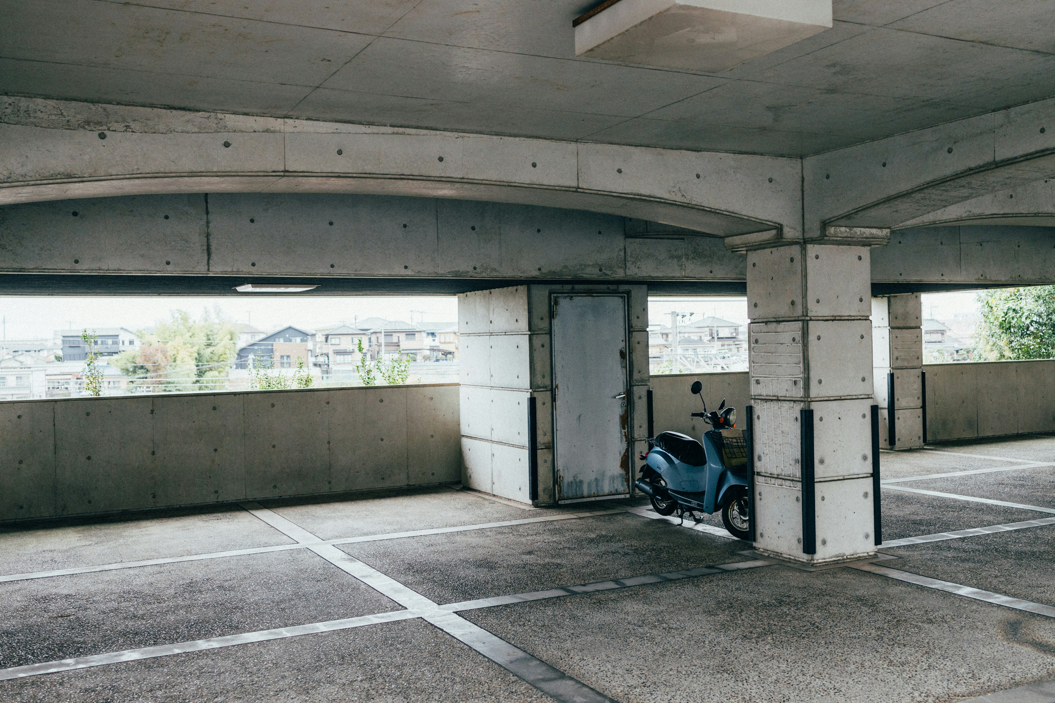 Designing Hybrid Reading Rooms and Micro‑Retreats: Retail Crossovers for 2026