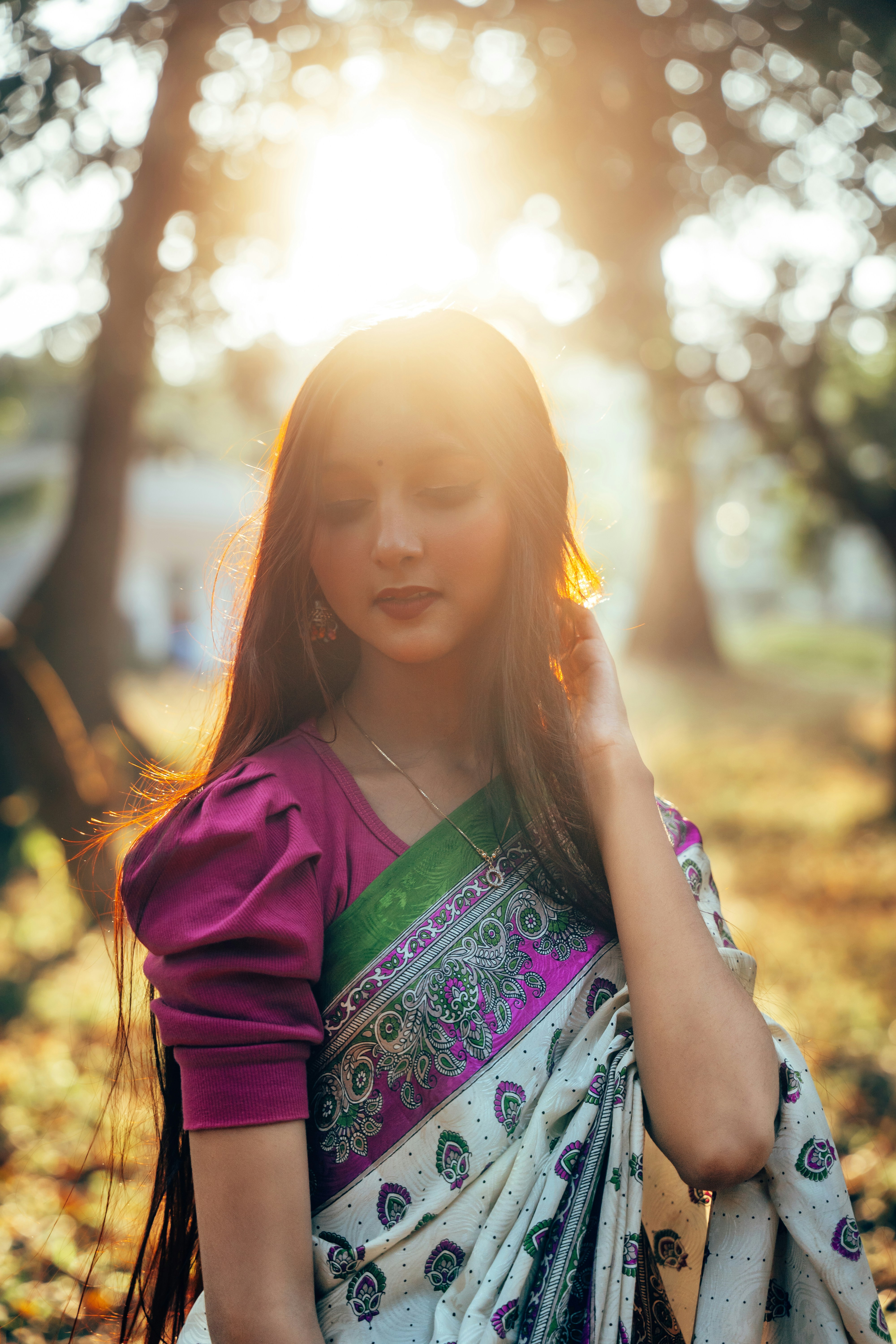 Eine Frau in einem Sari läuft durch einen Park