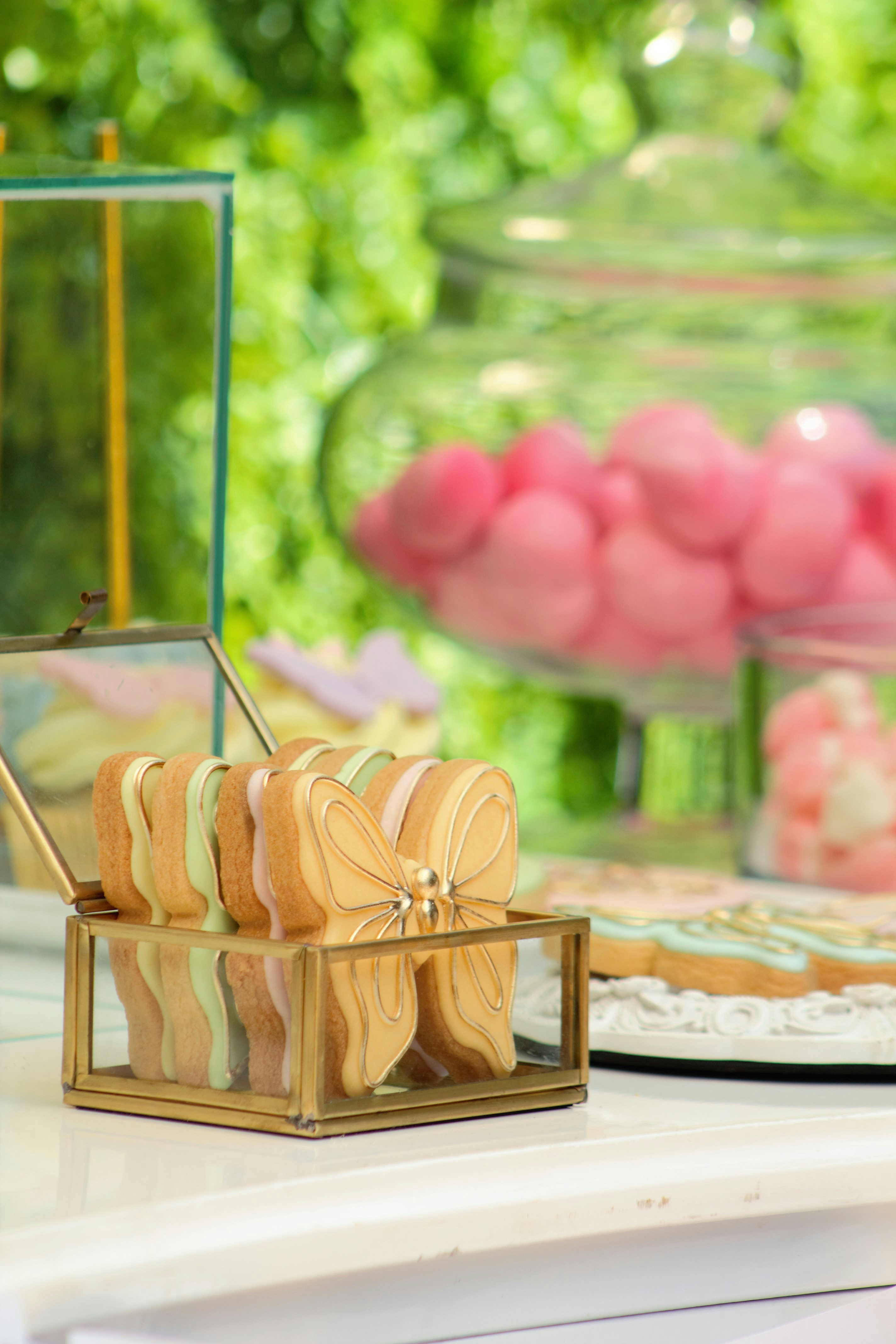 elegant dessert table display, ilustrasi artikel Sweet Sensations: Stunning Dessert Table Layout Ideas 2
