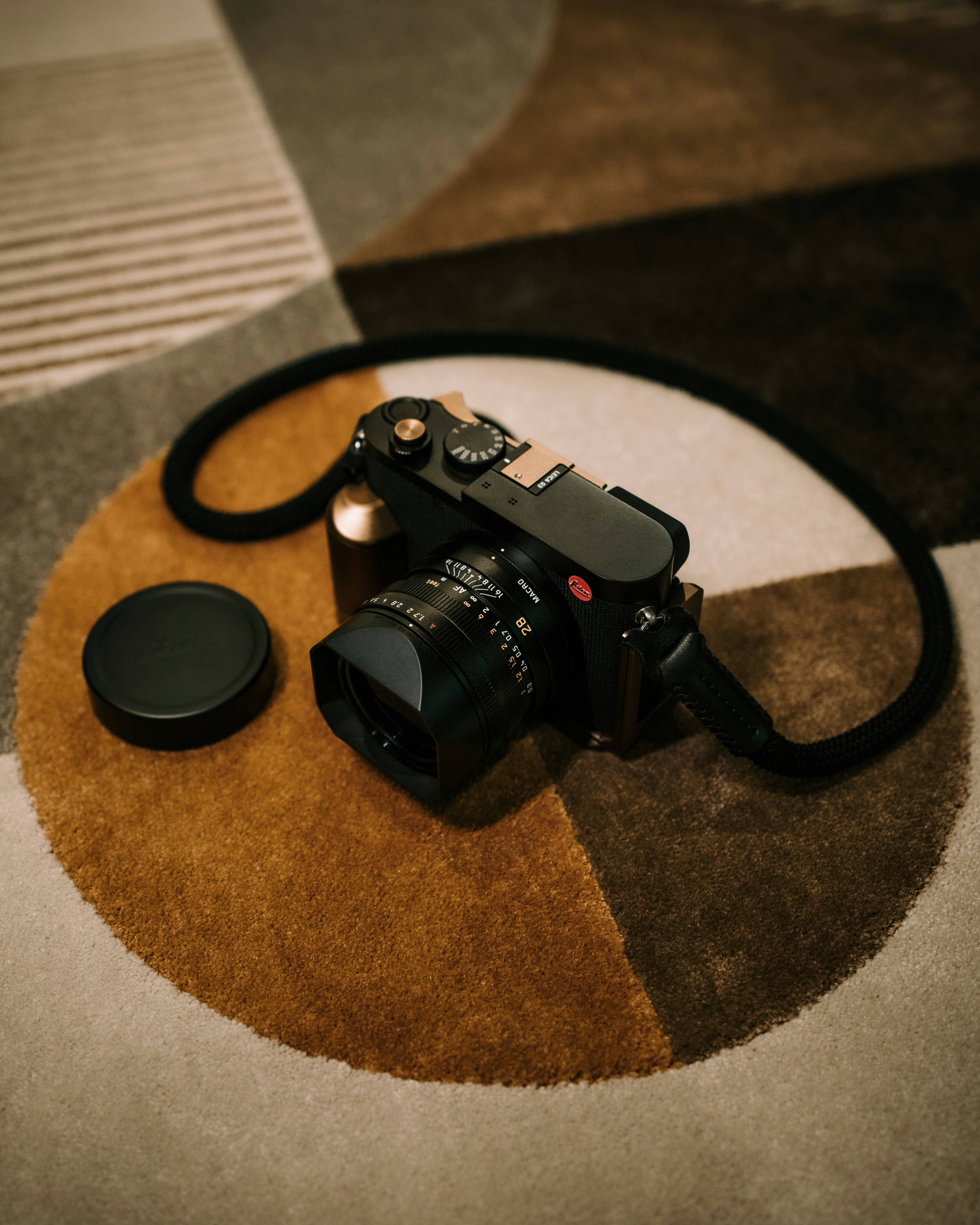 Eine Kamera, die auf einem Teppich sitzt