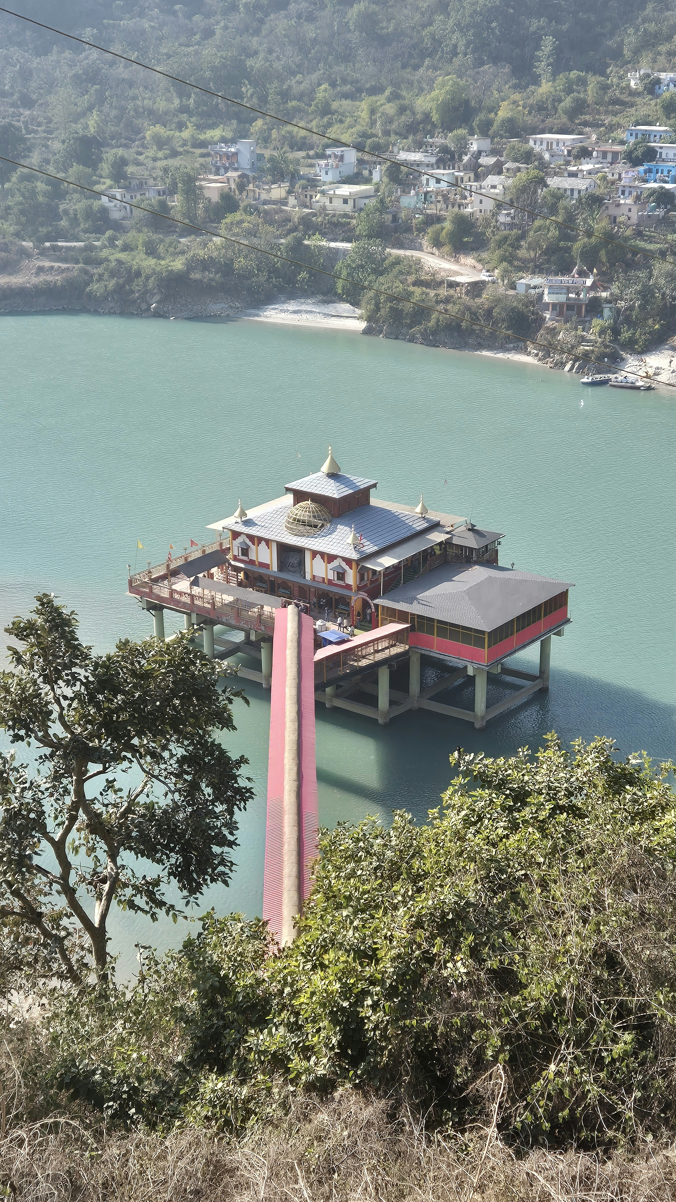 Um cais em um lago cercado por árvores
