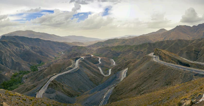 Carretera de curvas entre montañas