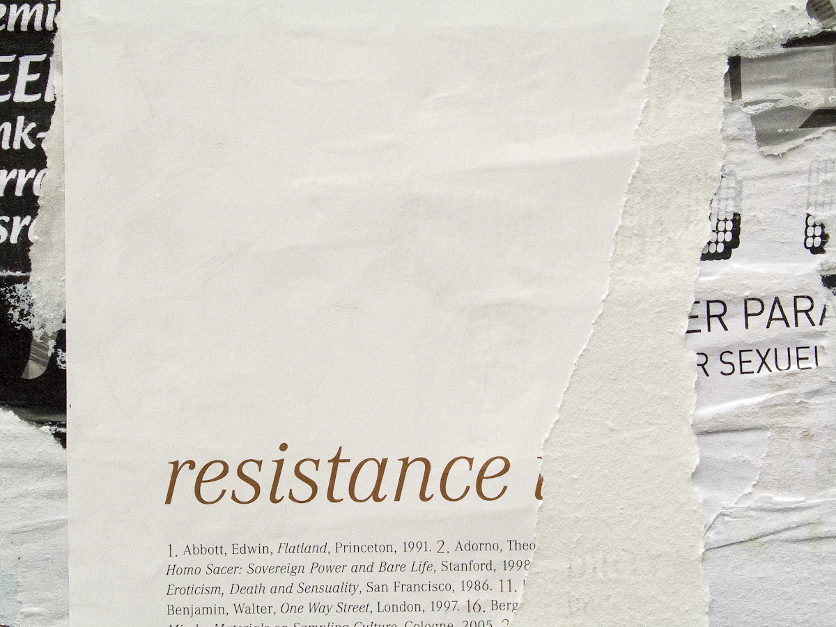 Personas conversando en una oficina, simbolizando la resistencia al cambio cultural que puede bloquear nuevas prácticas de seguridad.