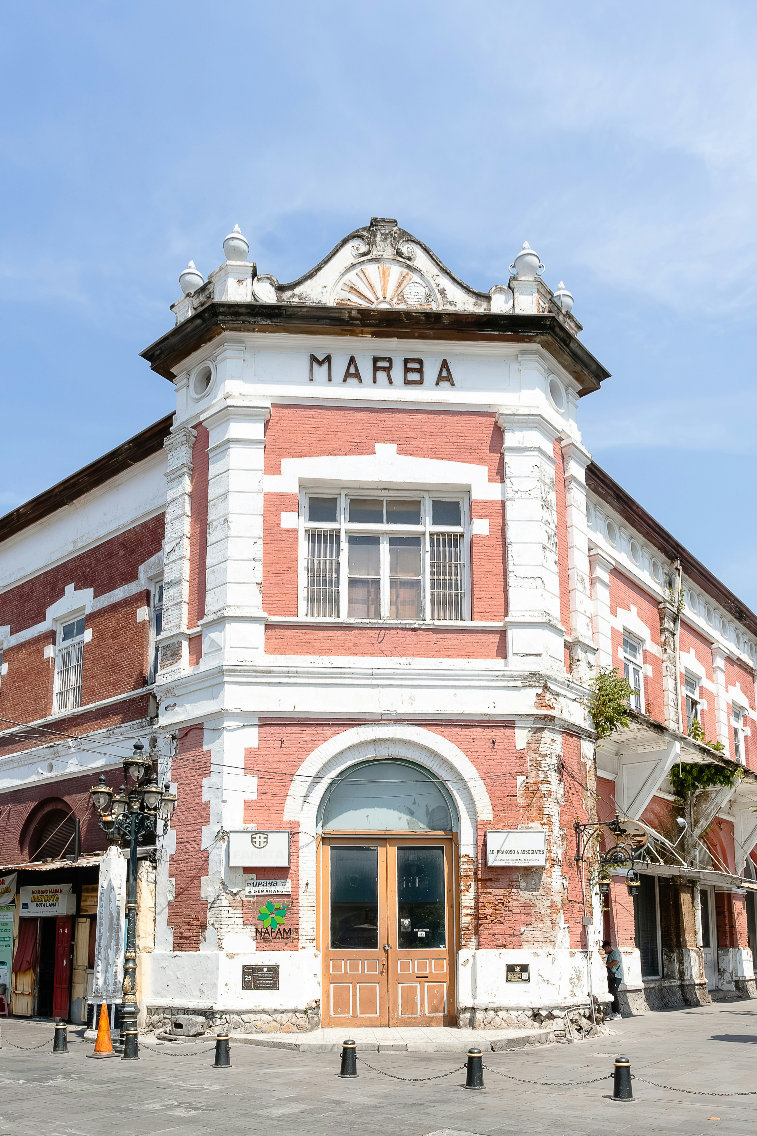 A large brick building sitting on the corner of a street