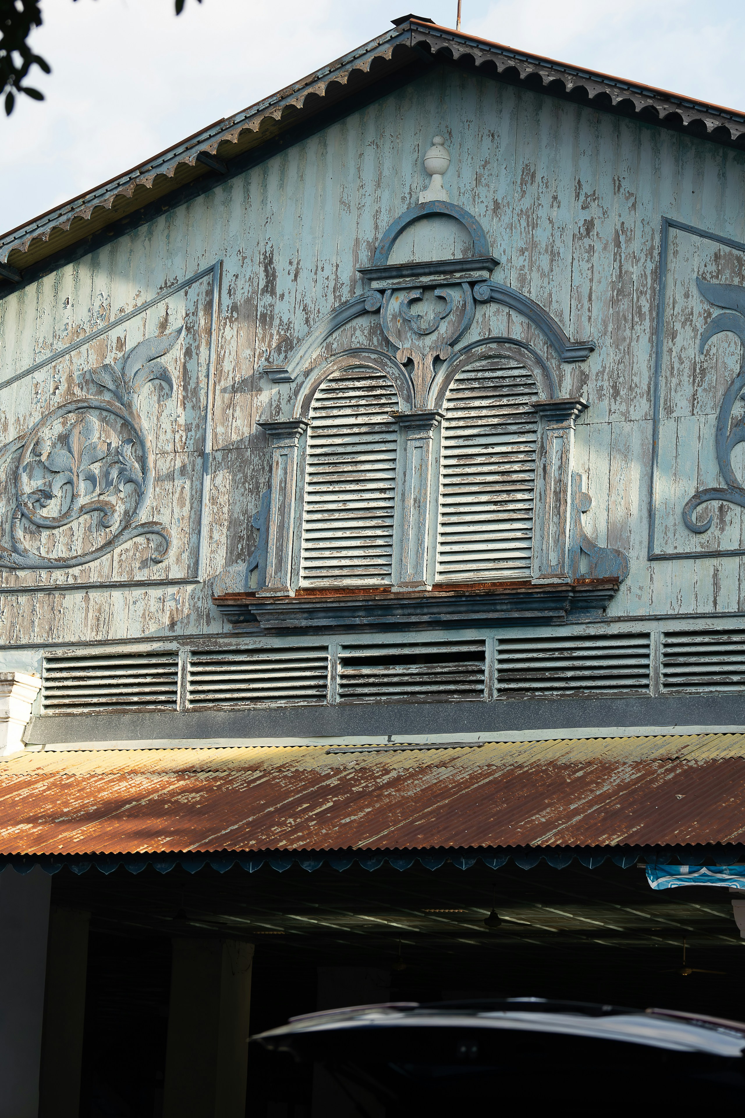 Colonial Elegance Near Keraton Solo – On 07 February 2025, the timeless beauty of Dutch colonial architecture stands proudly near Keraton Solo, Indonesia. A perfect blend of history and heritage, capturing the charm of a bygone era.