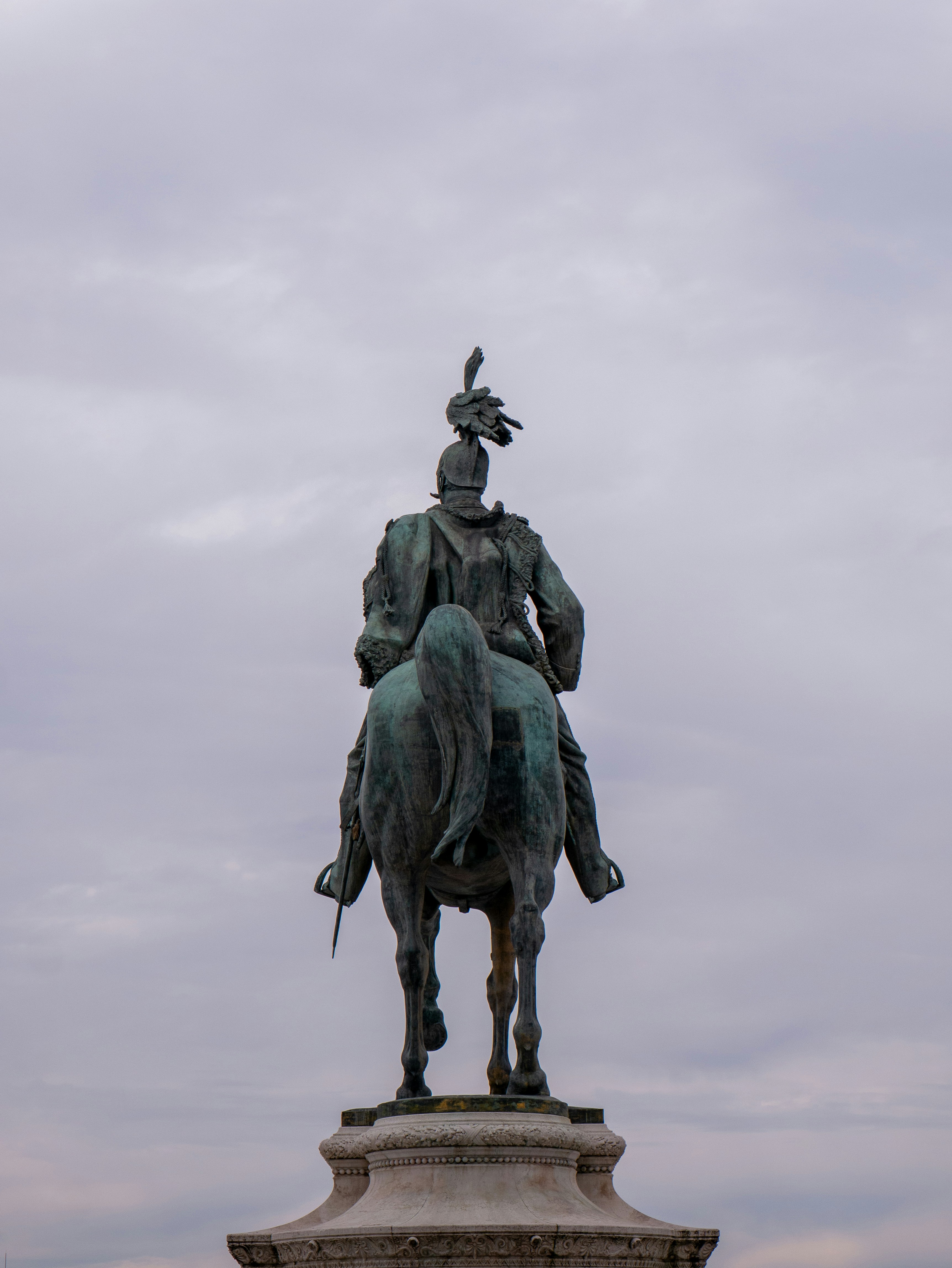 A statue of a man on a horse